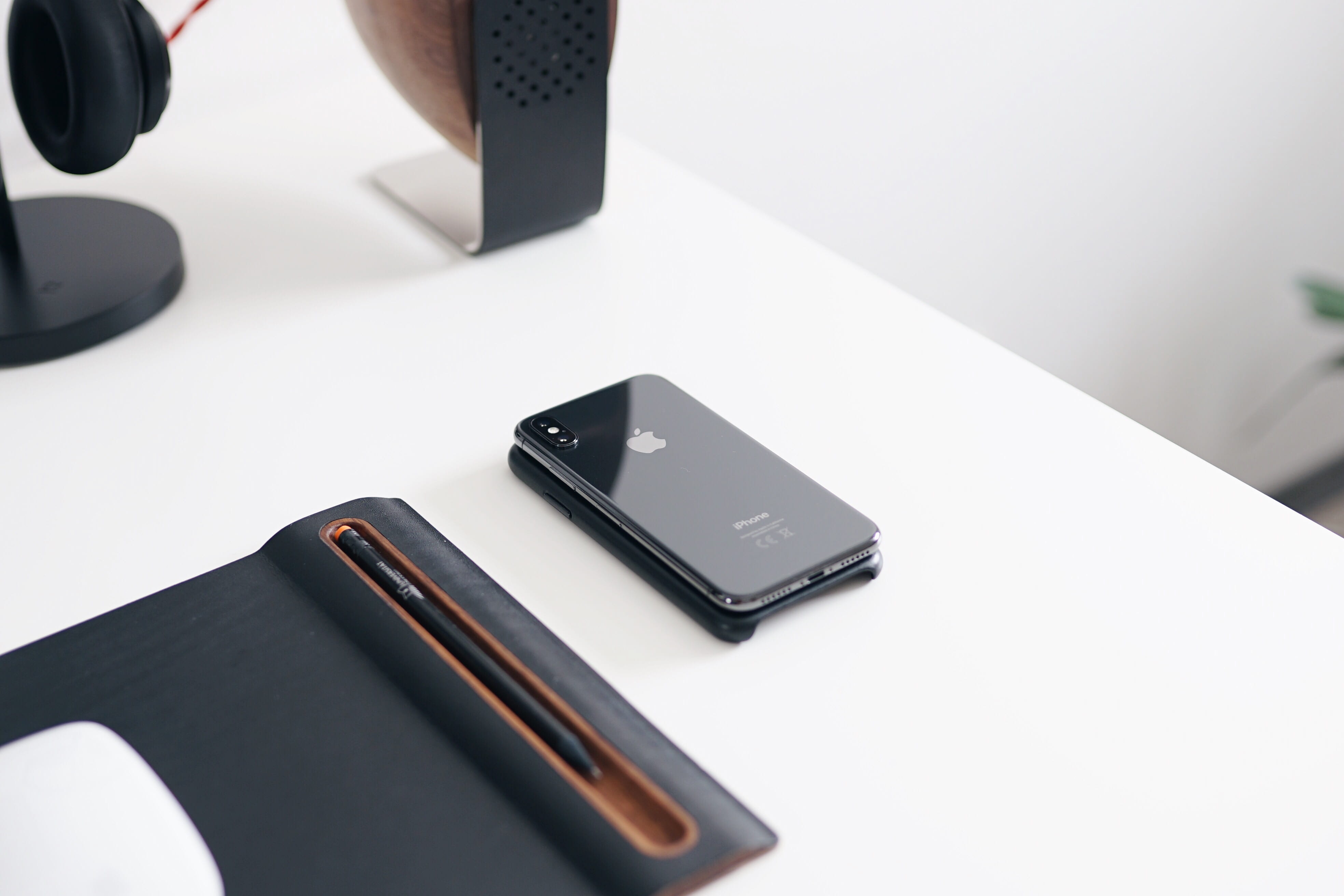 iphone, portable information device, wireless technology, desk, connection, no people, indoors, speaker, cordless phone, space, mouse, copy space, 4K, HD Wallpaper