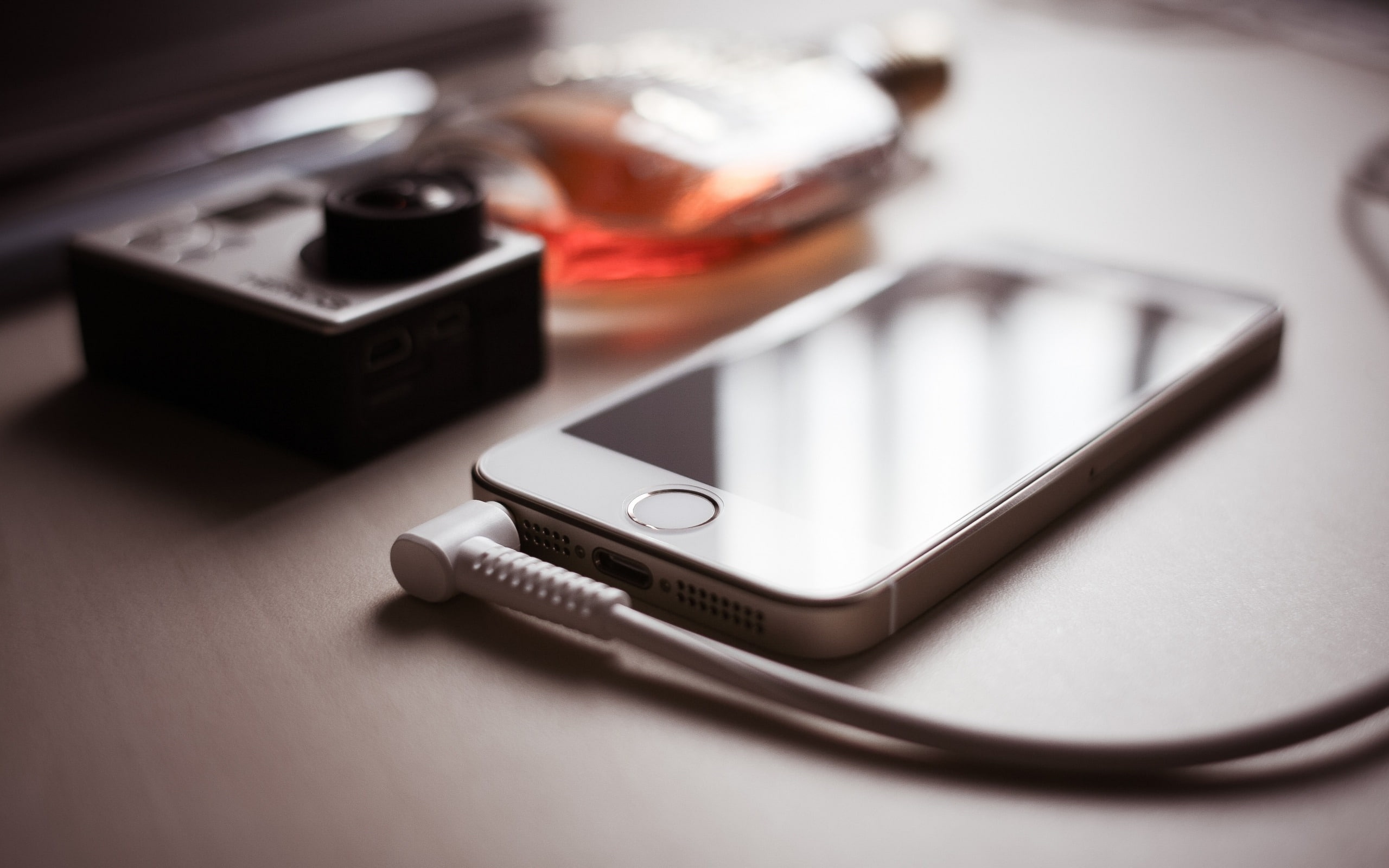 no people, hd, table, wire, photography themes, high, computer equipment, communication, iphone, 2K, portable information device, telephone, HD Wallpaper
