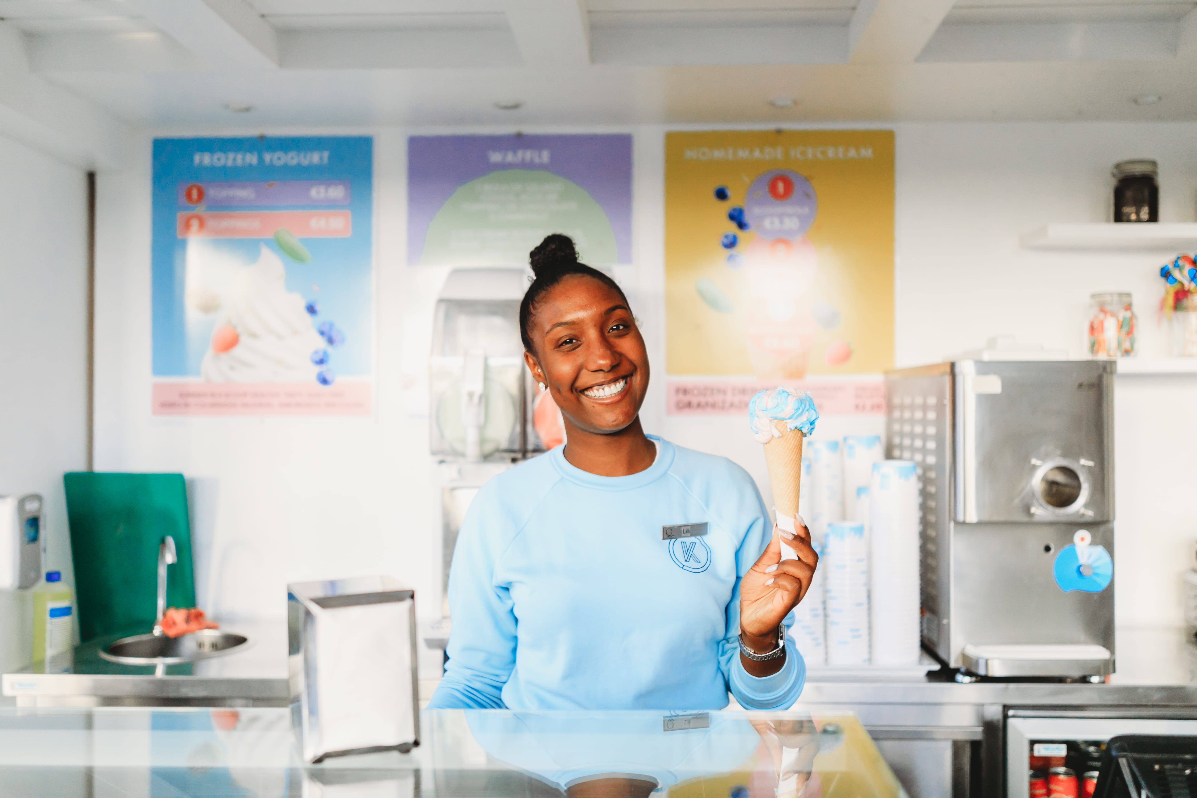 young adult, real people, waist up, emotion, women, ice cream shop, woman, home made, occupation, standing, happiness, behind, kitchen, adult, cream, counter, HD Wallpaper