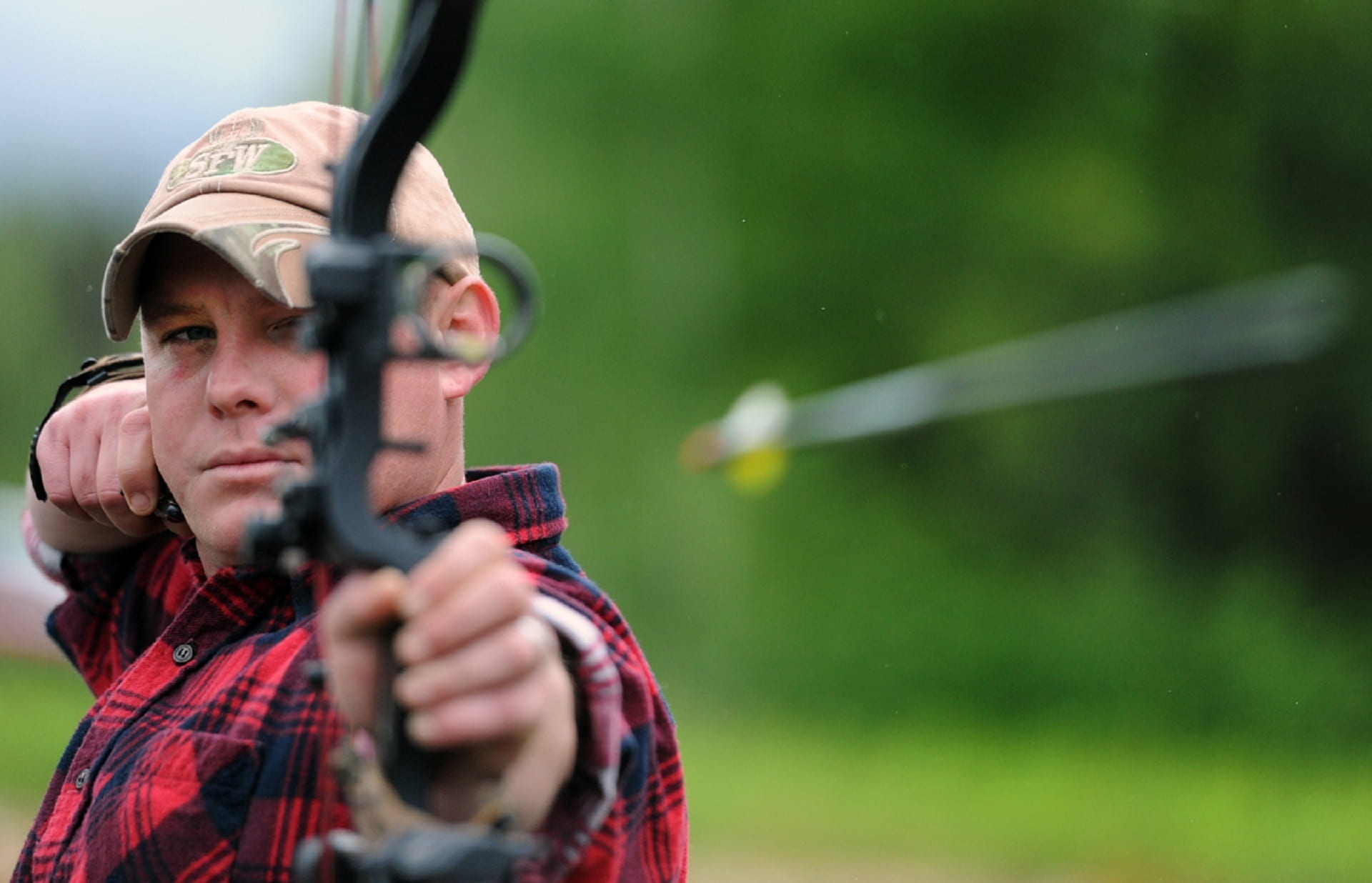 nature, leisure activity, arrow, flight, rifle, one person, aim, pulling, accuracy, equipment, headshot, portrait, bow, target shooting, male, holding, HD Wallpaper