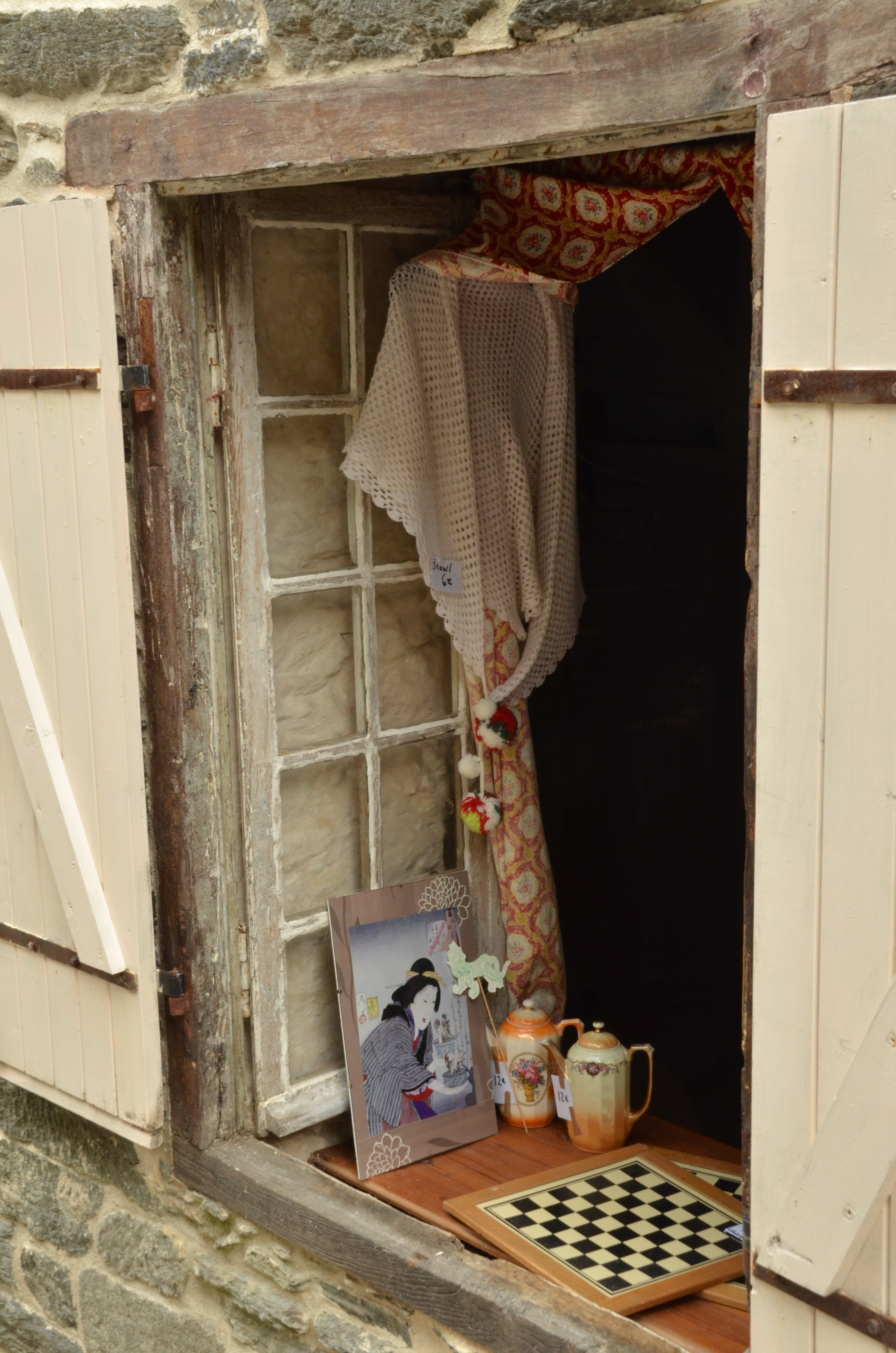 obsolete, chessboard, no people, day, dirt, painting, tea, france, broken, bad condition, sales, house, wood - material, brittany, 4K, indoors, run-down, Phone HD Wallpaper