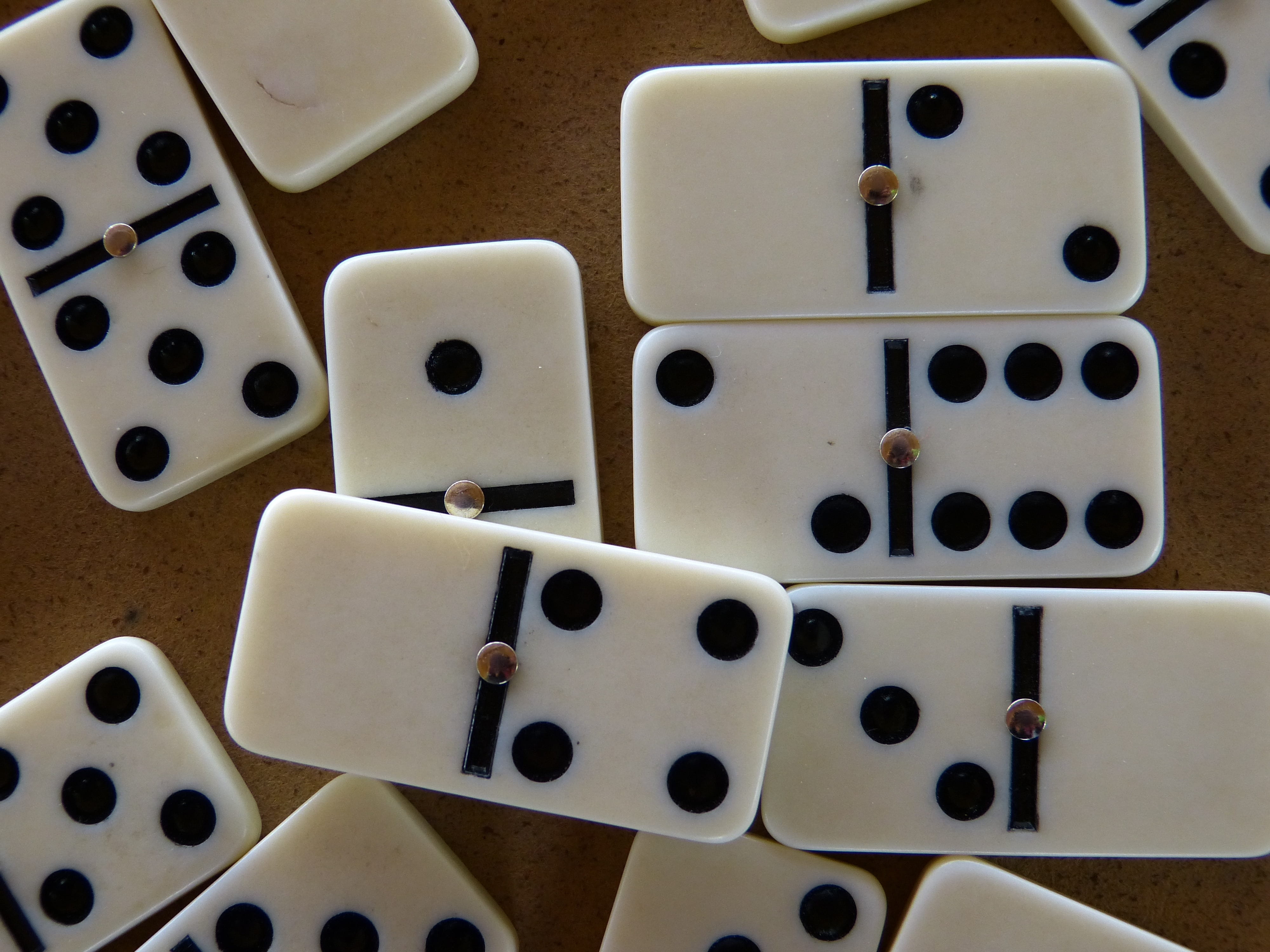 4K, fun, hobby, relaxation, spotted, group of objects, mind game, white color, denksport, in a row, leisure games, black, high angle view, opportunity, HD Wallpaper