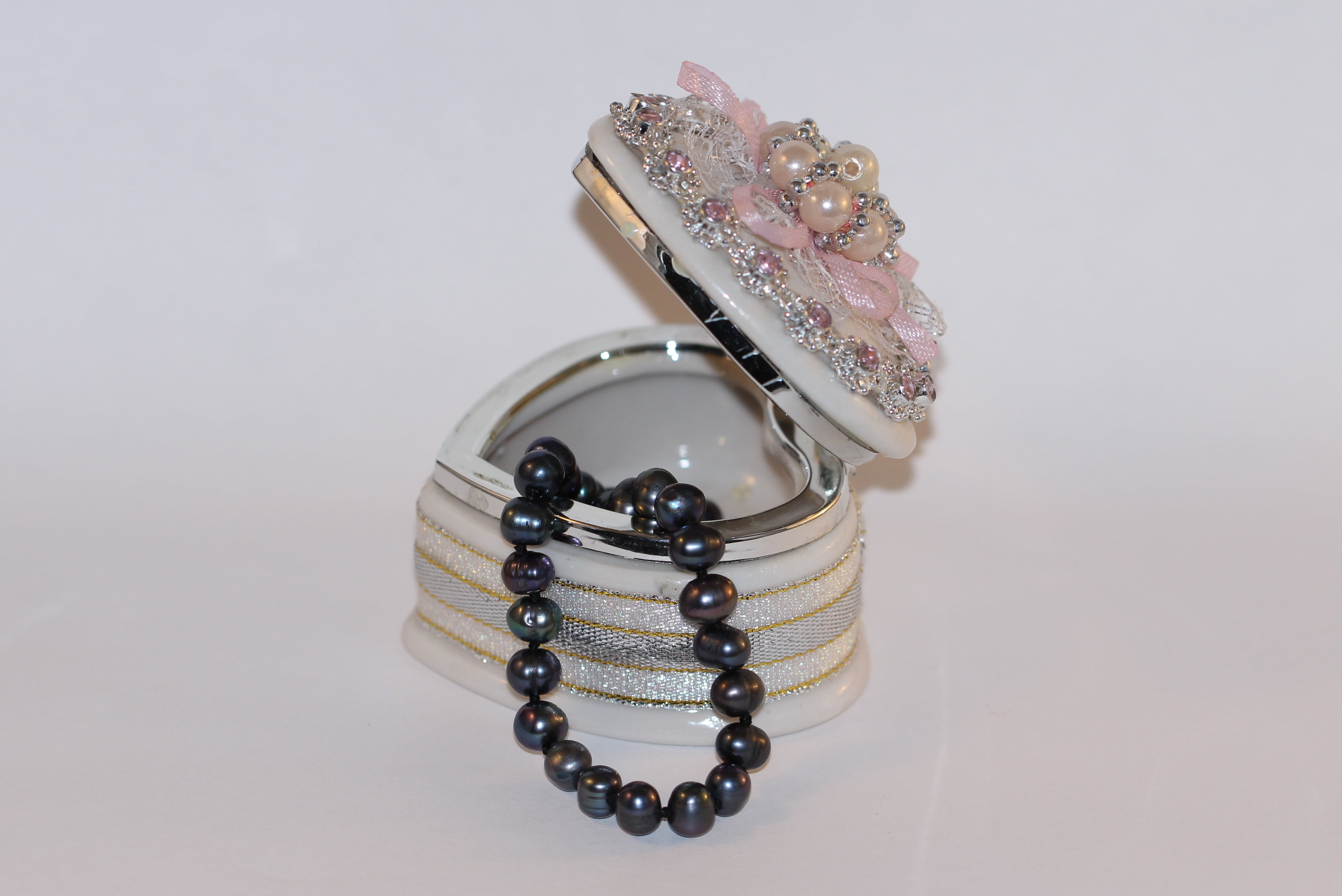 studio shot, semi-precious gem, pearl jewelry, wedding, indoors, bracelet, metal, single object, gemstone, decoration, elegance, wealth, bead, luxury, pearl, HD Wallpaper