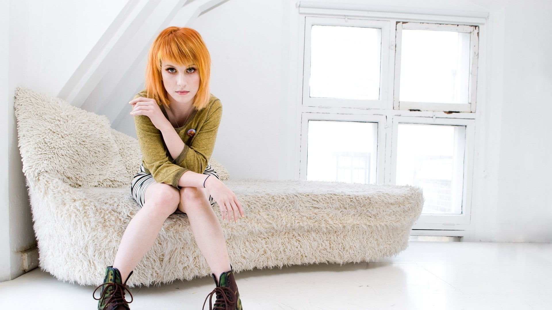 Hayley Williams, williams, redheads, hayley, legs, hd, people, women, couch, 1080P, x, art, leg, HD Wallpaper