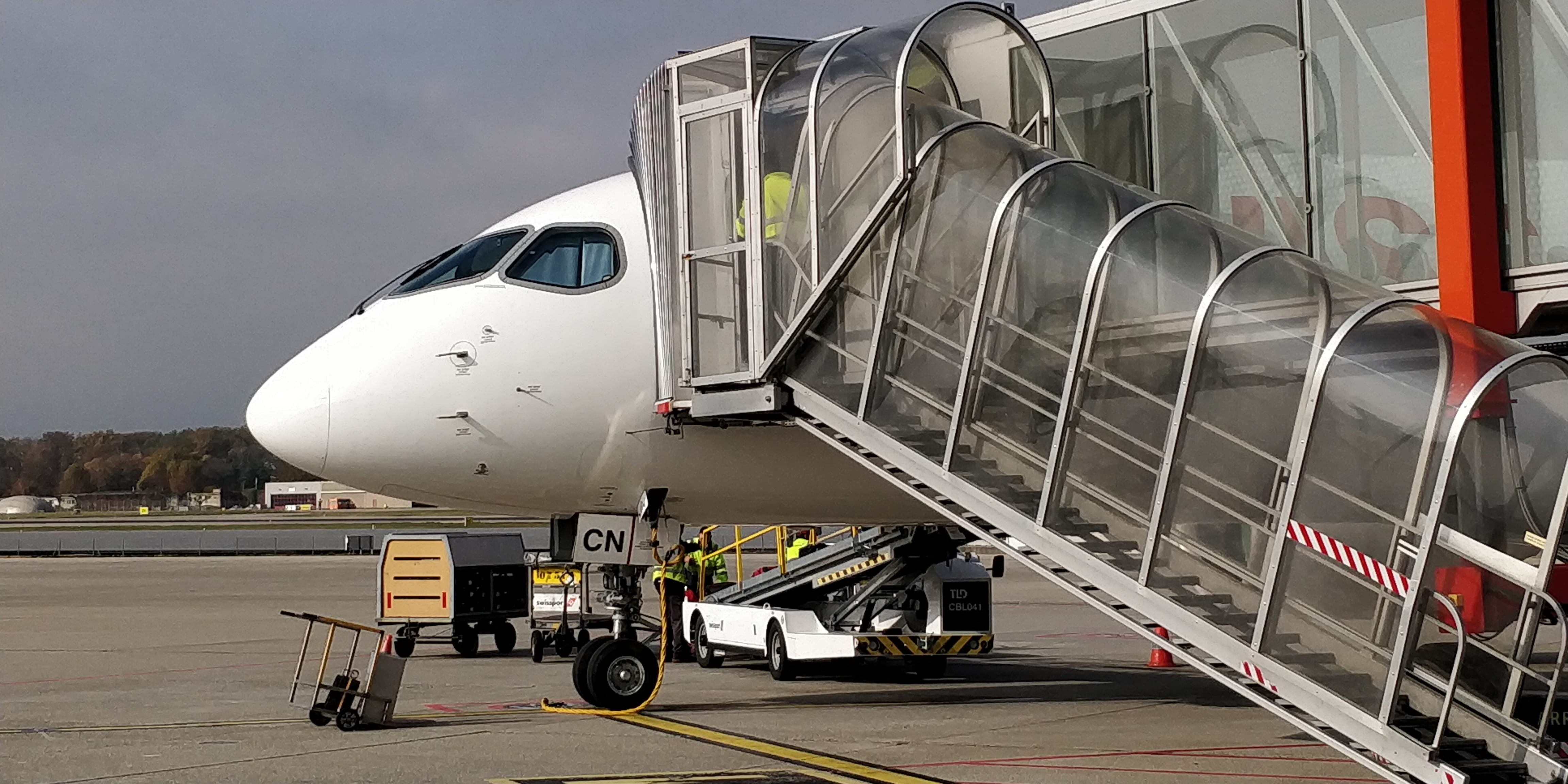 land vehicle, loading, stationary, truck, outdoor, airplane, outdoors, travel, passenger boarding bridge, commercial land vehicle, air vehicle, airport, HD Wallpaper