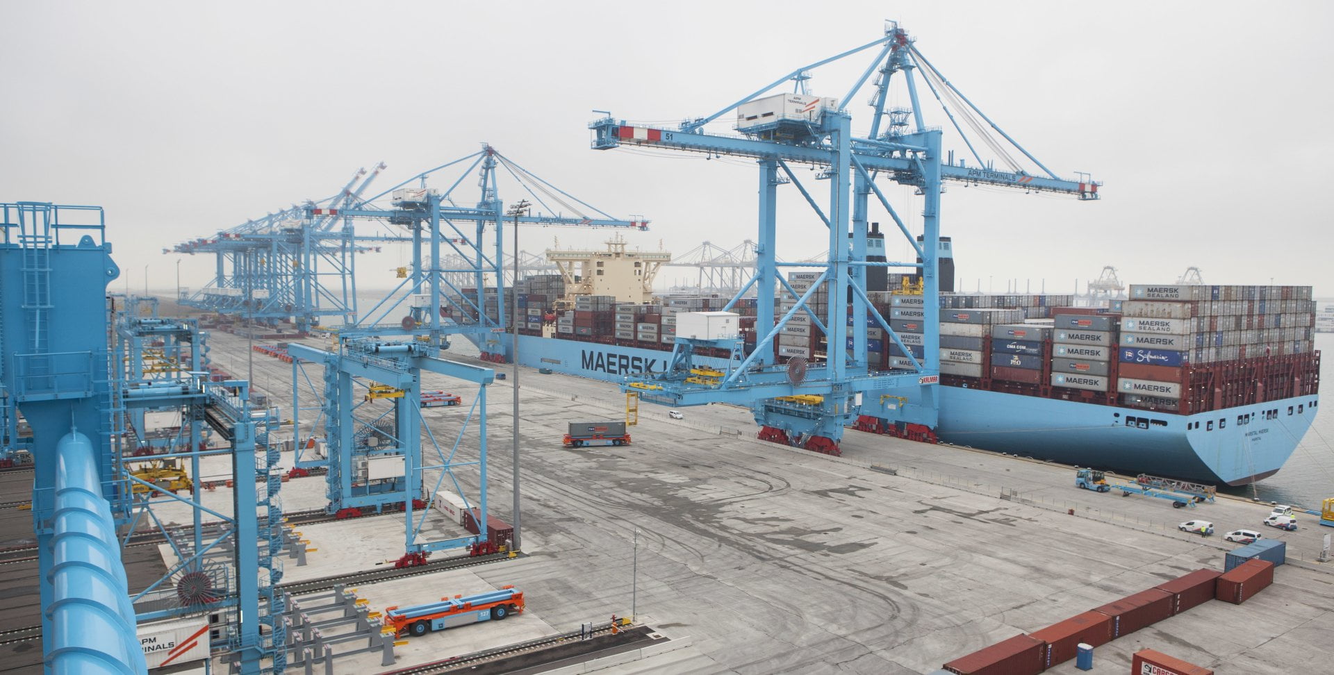 industry, shipping, architecture, mode of transportation, unloading, Vehicles, outdoors, water, no people, machinery, commercial dock, transportation, crane - construction machinery, HD Wallpaper