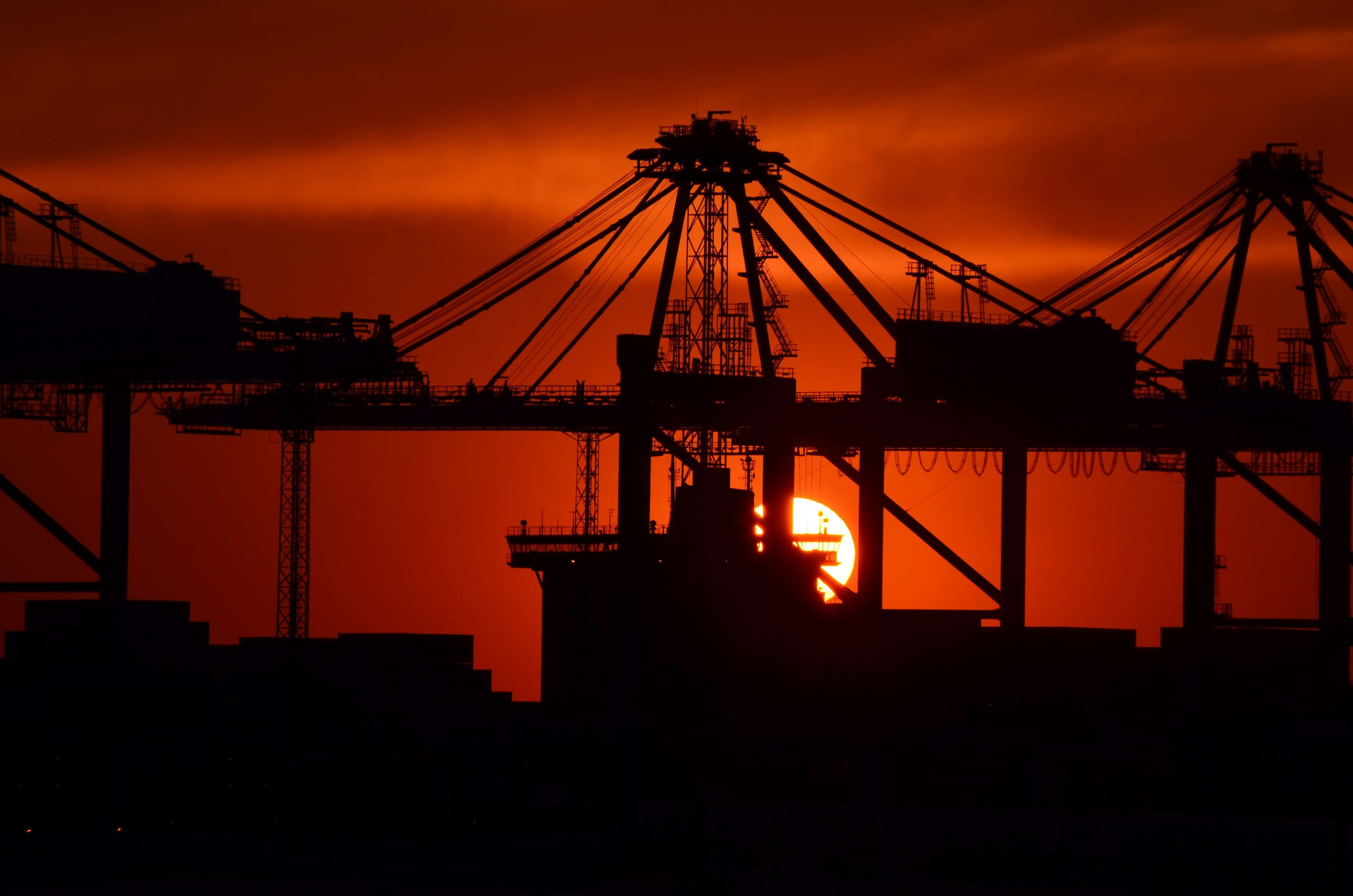 4K, unloading, built, architecture, water, sky, container, crane - construction machinery, sunset, port, freight transportation, commercial dock, nature, HD Wallpaper
