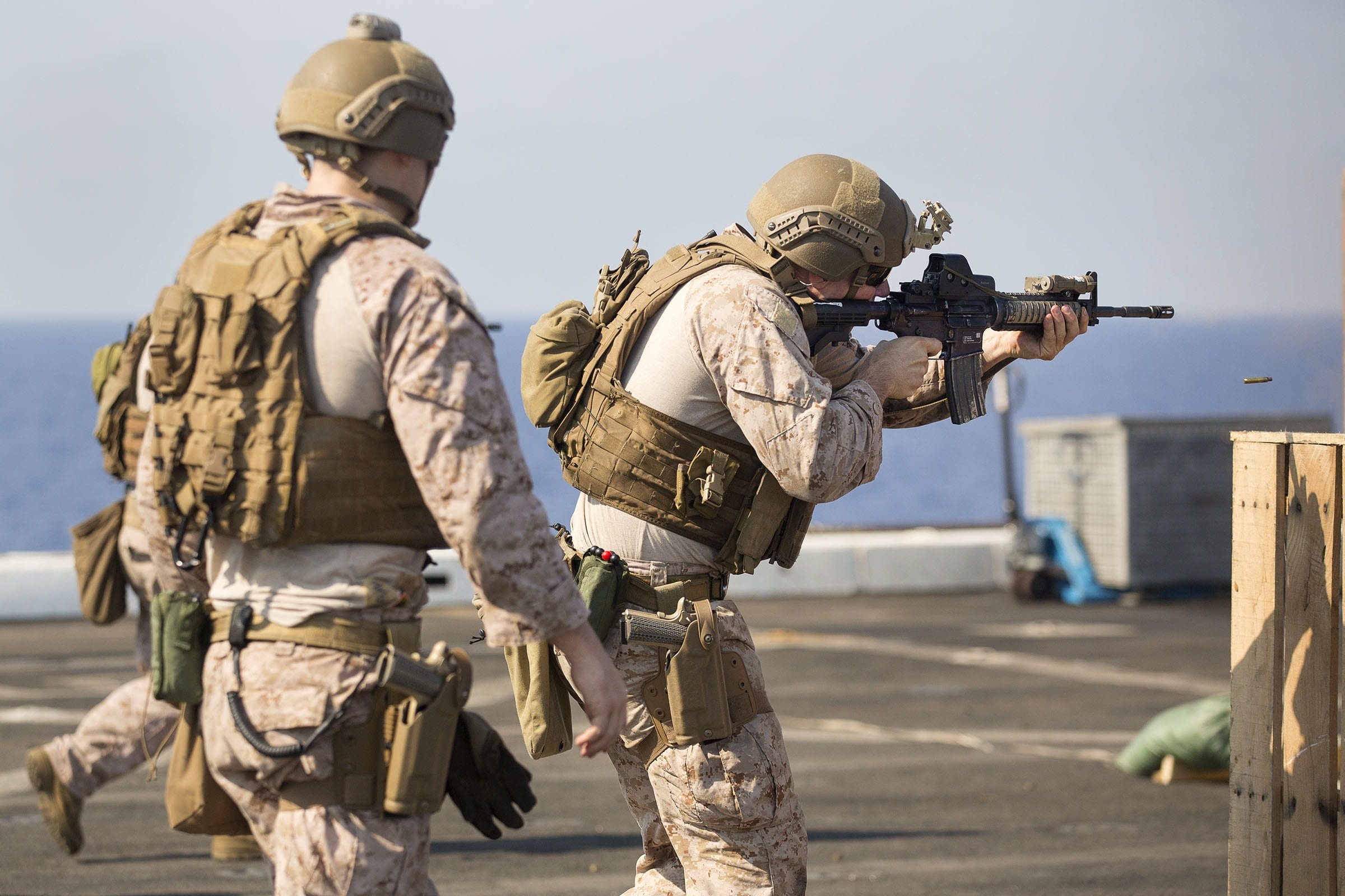 fighting, machine gun, shooting a weapon, weapon, standing, army soldier, aiming, 1080P, weapon proficiency, adult, military, deck shoot, conflict, 24th marine expeditionary unit, HD Wallpaper