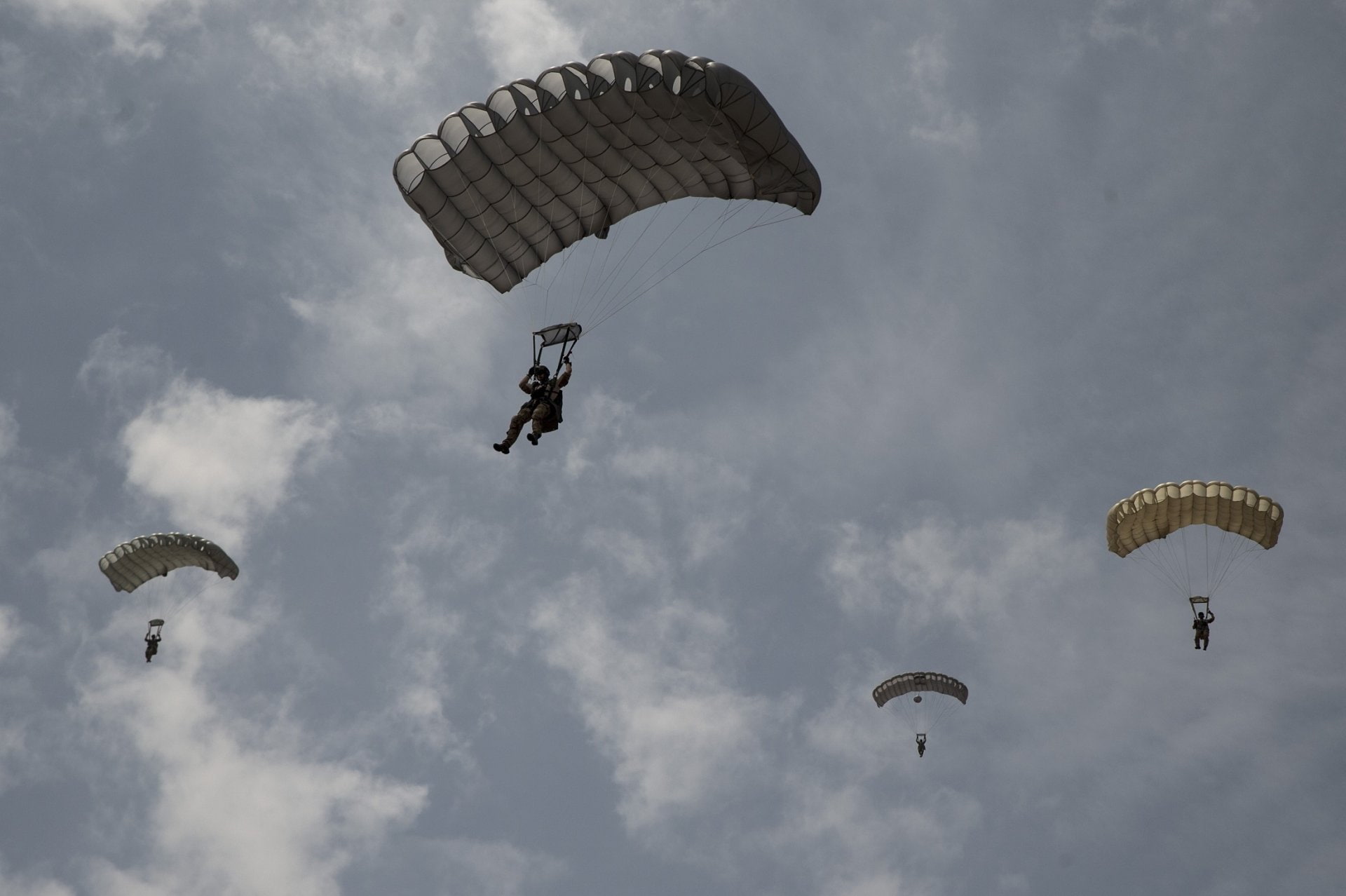 adventure, lifestyles, real people, flying, unrecognizable person, 1080P, transportation, sky, mid-air, Soldier, excitement, gliding, parasailing, sports activity, HD Wallpaper