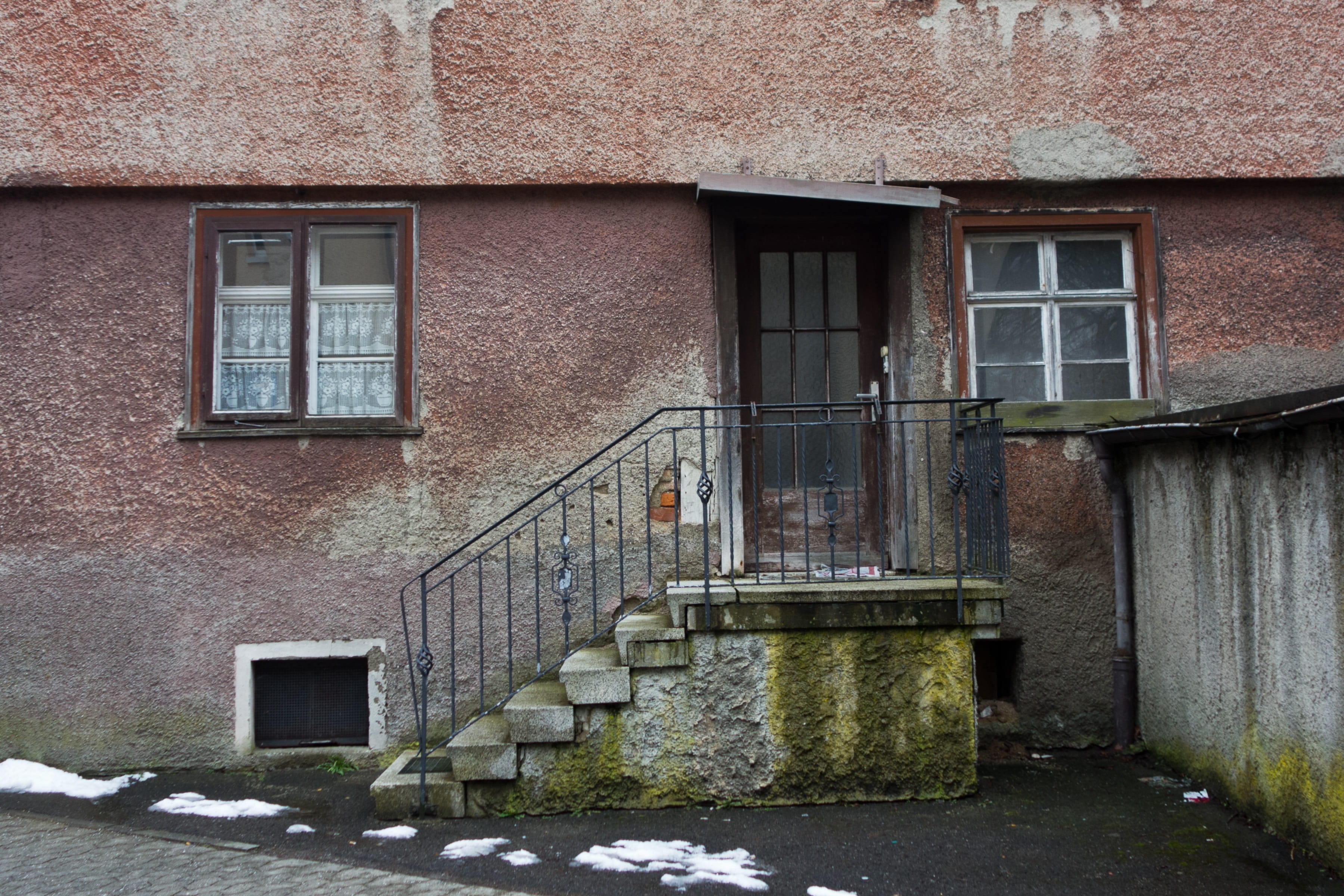 2K, brick, house, railing, homes, door, weathered, residential Building, old building, window, building, input, Break Up, outdoors, built Structure, Old, HD Wallpaper