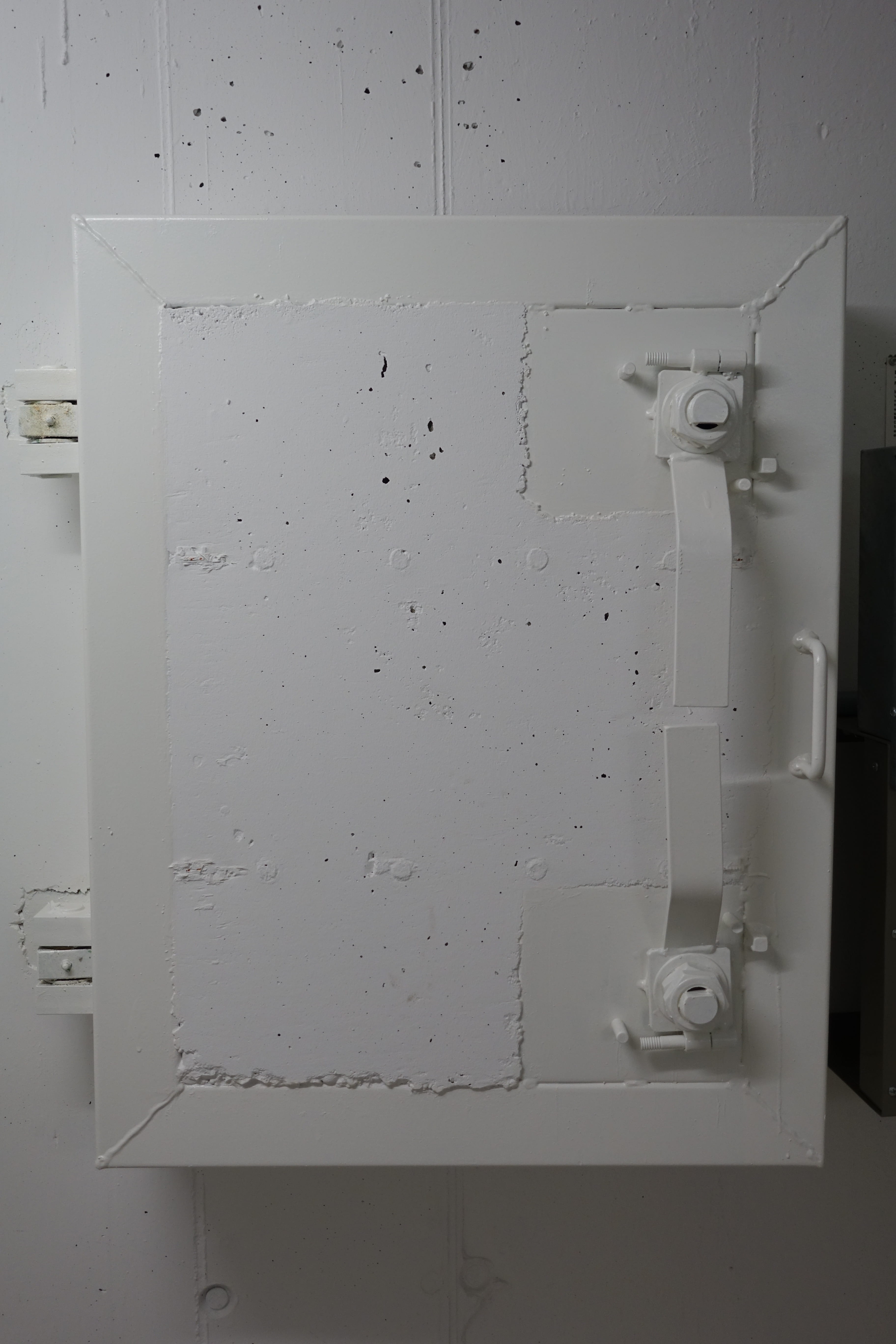 domestic room, 5K, vault door, still life, close-up, wall - building feature, sink, communication, entrance, white color, solid, bunker, steel, home interior, Phone HD Wallpaper