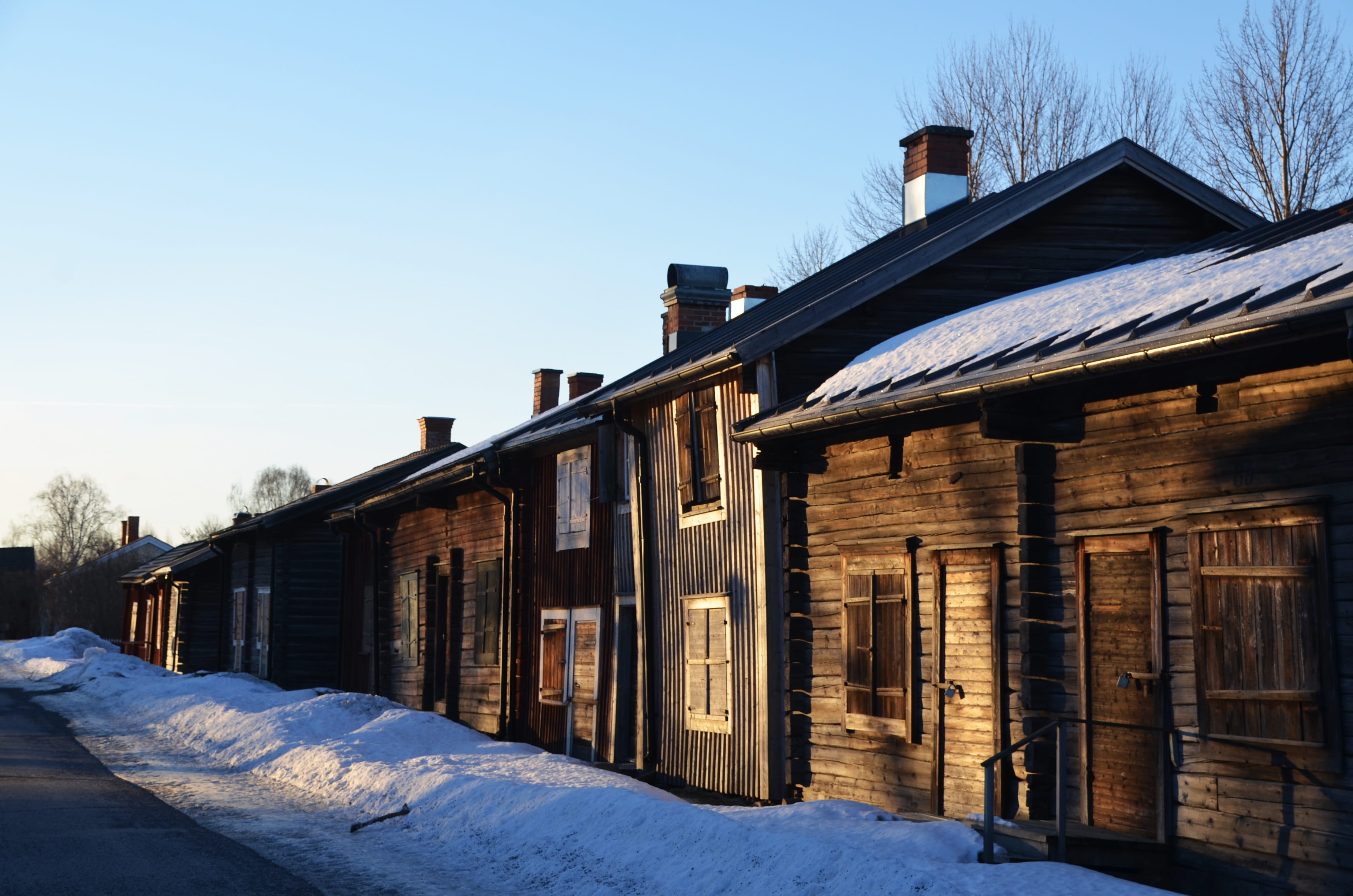 winter, outdoors, icy, bungalows, covering, chimneys, windows, pavement, snowy, facade, snow, clear sky, daylight, cottage, cold, frost, trees, near, wood - material, HD Wallpaper