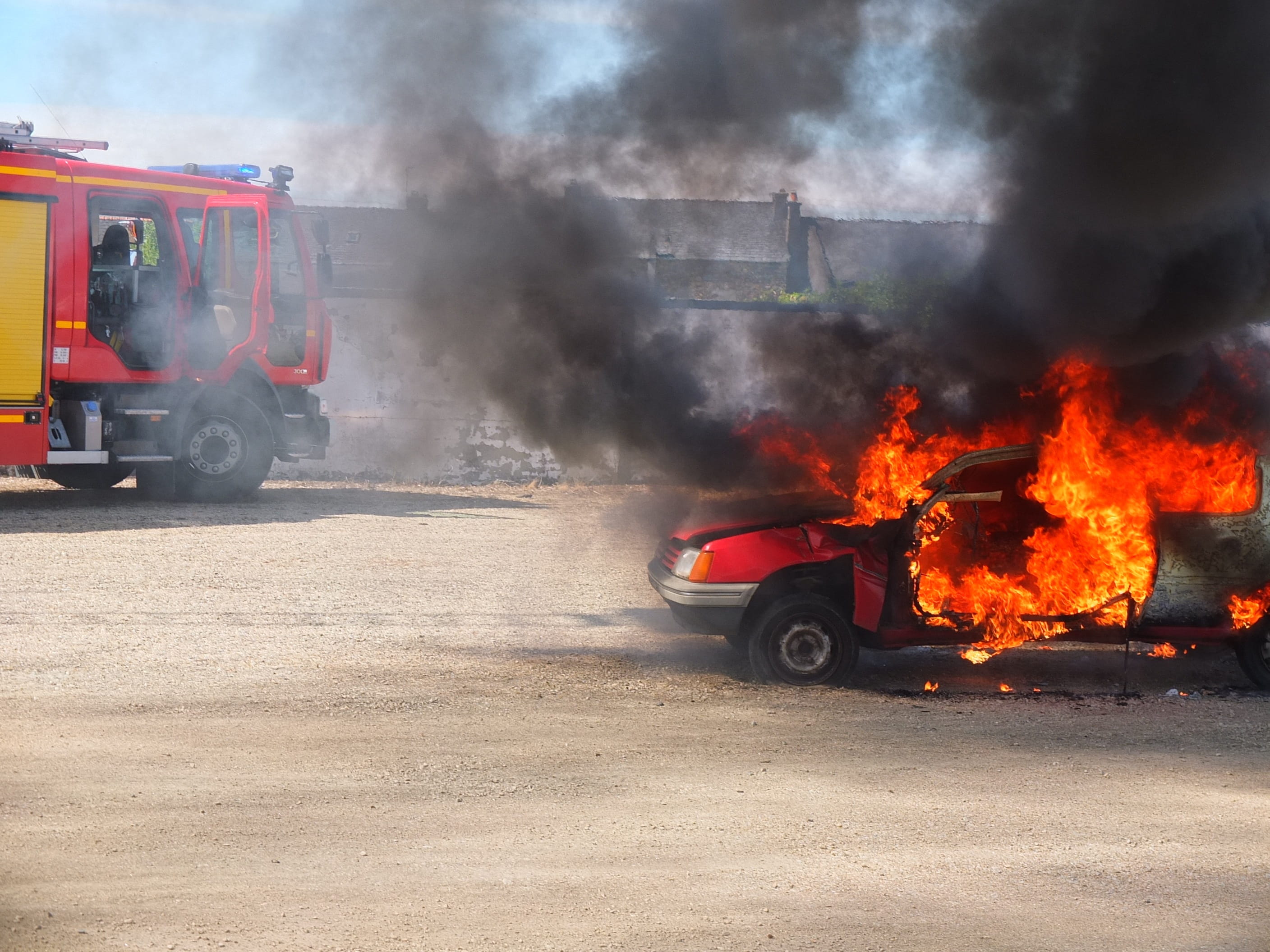 fire - natural phenomenon, Car, car accident, Relief, heat - temperature, rescue worker, land vehicle, fire safety, smoke - physical structure, flame, Firefighter, HD Wallpaper