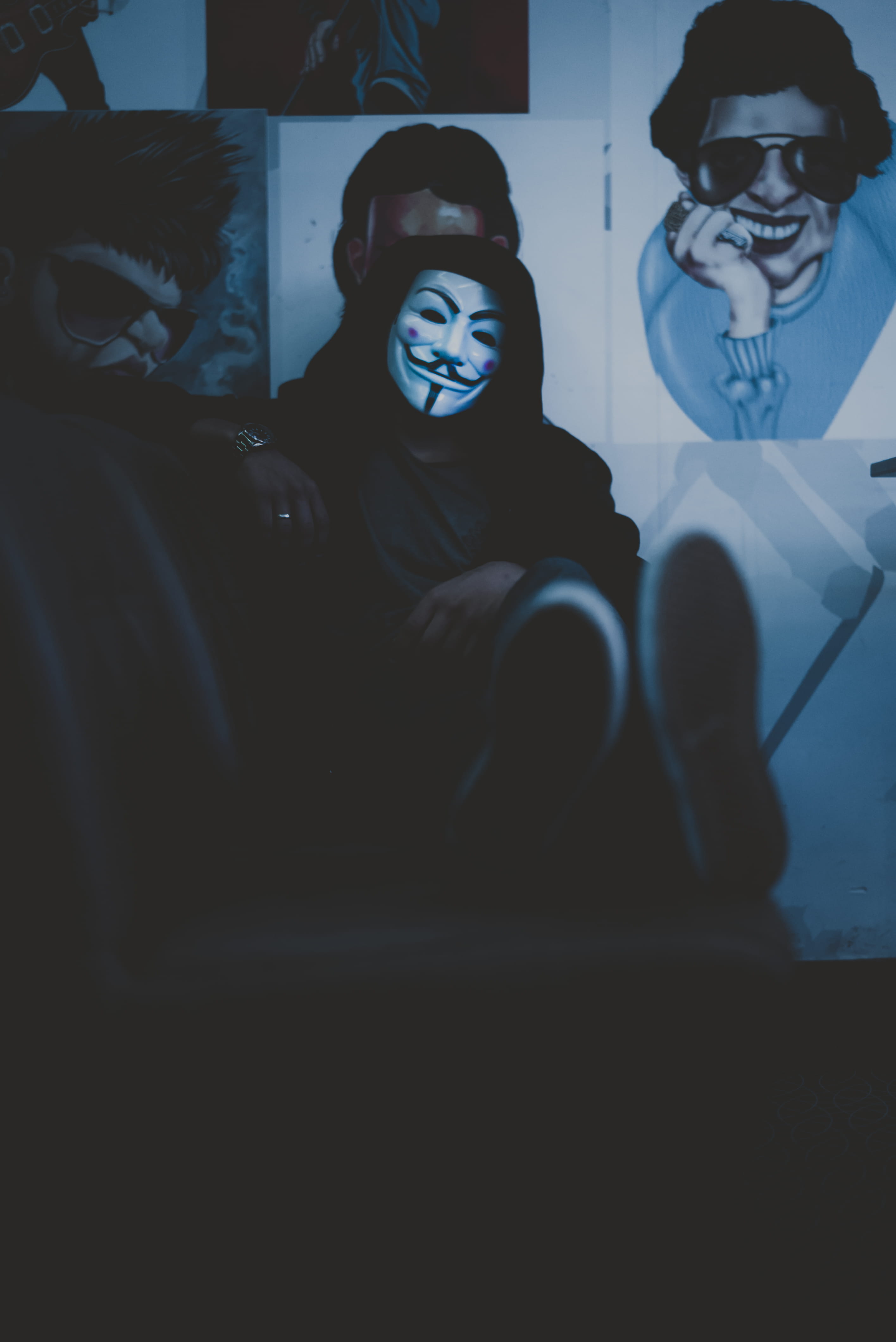 domestic room, men, 4K, lifestyles, human representation, creativity, spooky, portrait, real people, art and craft, leisure activity, front view, bar, Phone HD Wallpaper