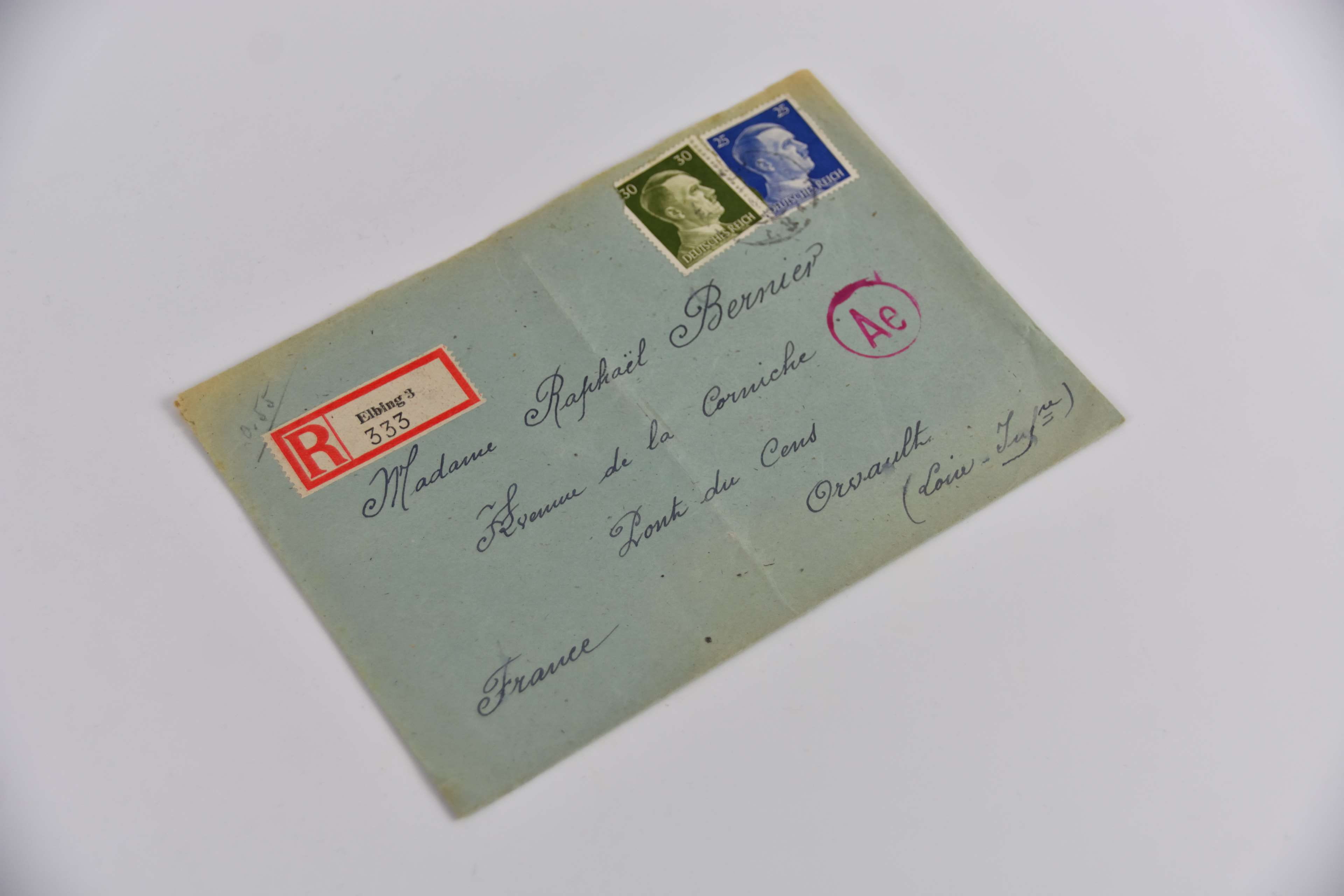 copy space, still life, single object, text, finance, guerre, poste, studio shot, mail, oblitration, timbres, business, collection, personnage historique, HD Wallpaper