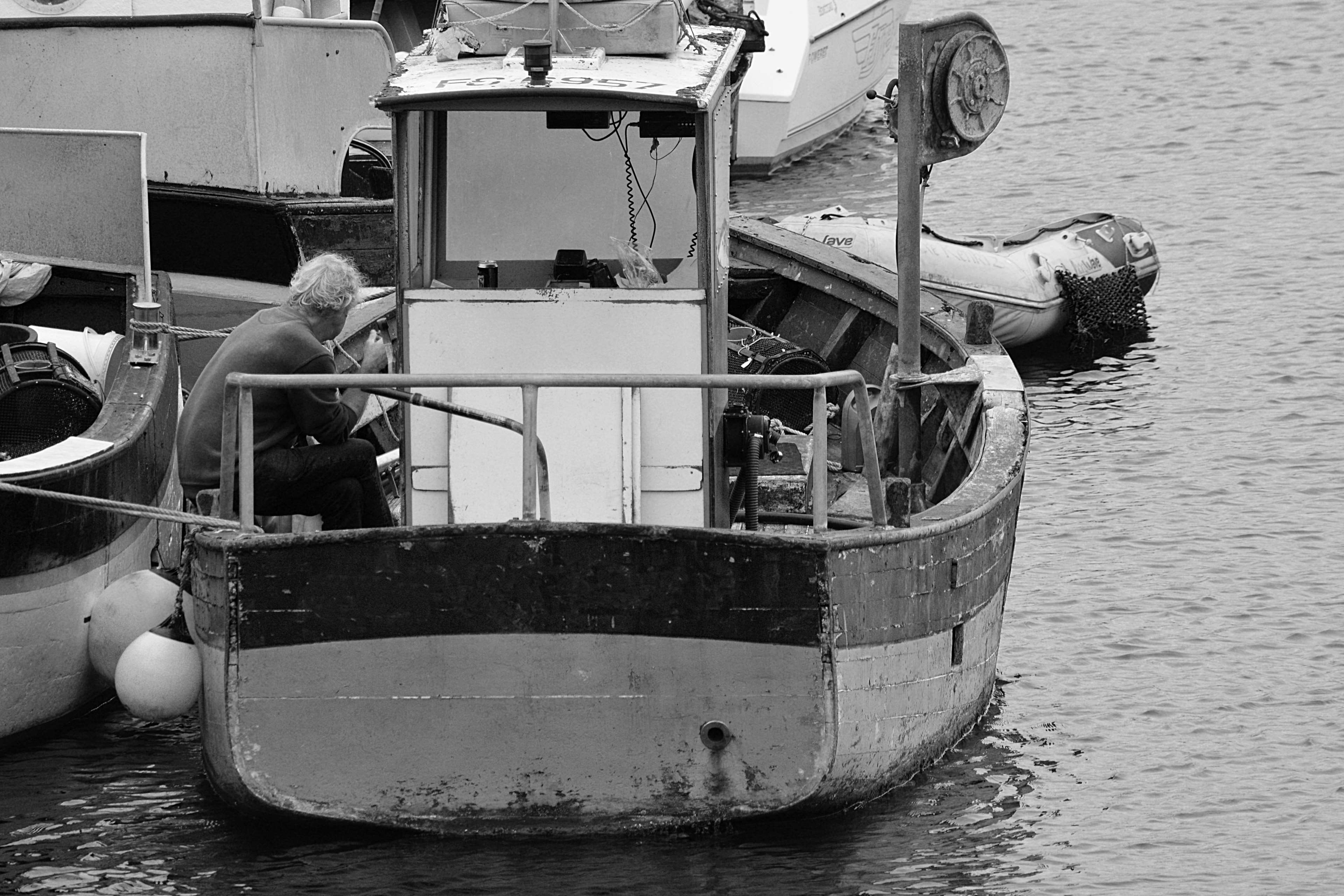 two people, bateau, people, water, eau, nautical vessel, noir et blanc, fisherman, ocean, occupation, marin, men, fishing industry, sea, personnage, pcheur, HD Wallpaper