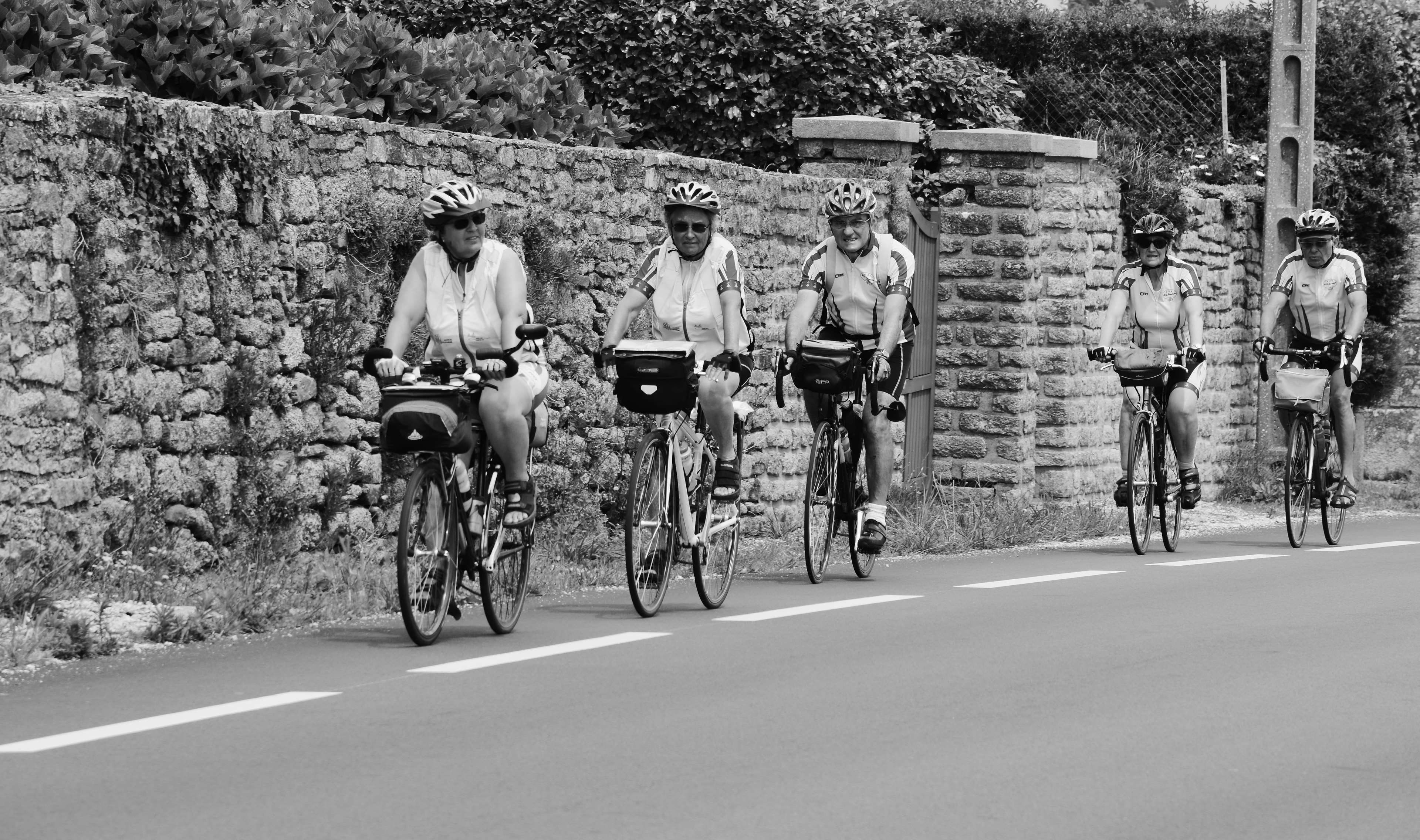 bicycle, loisirs, helmet, femmes, riding, ride, adult, outdoors, sport, motion, cyclistes, activity, land vehicle, noir et blanc, group of people, hommes, HD Wallpaper