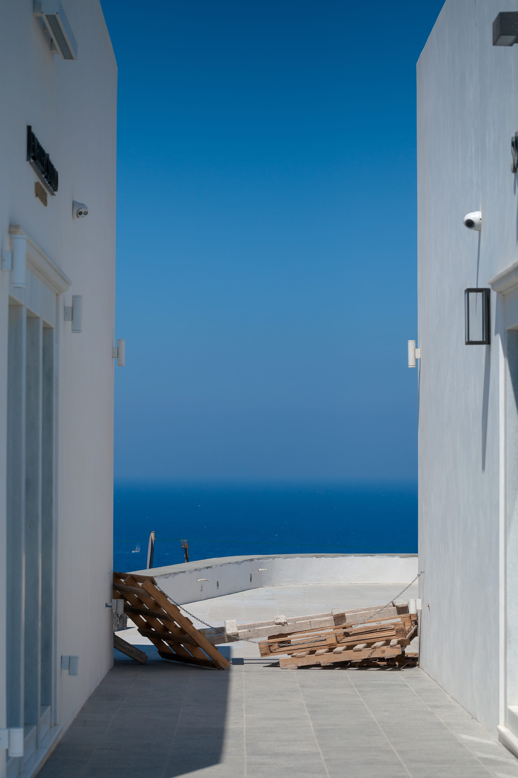 handrail, 2K, crates, building, beauty in nature, ocean, blue, greece, window, modern design, no people, scenics - nature, banister, thera, shore, sea, Phone HD Wallpaper
