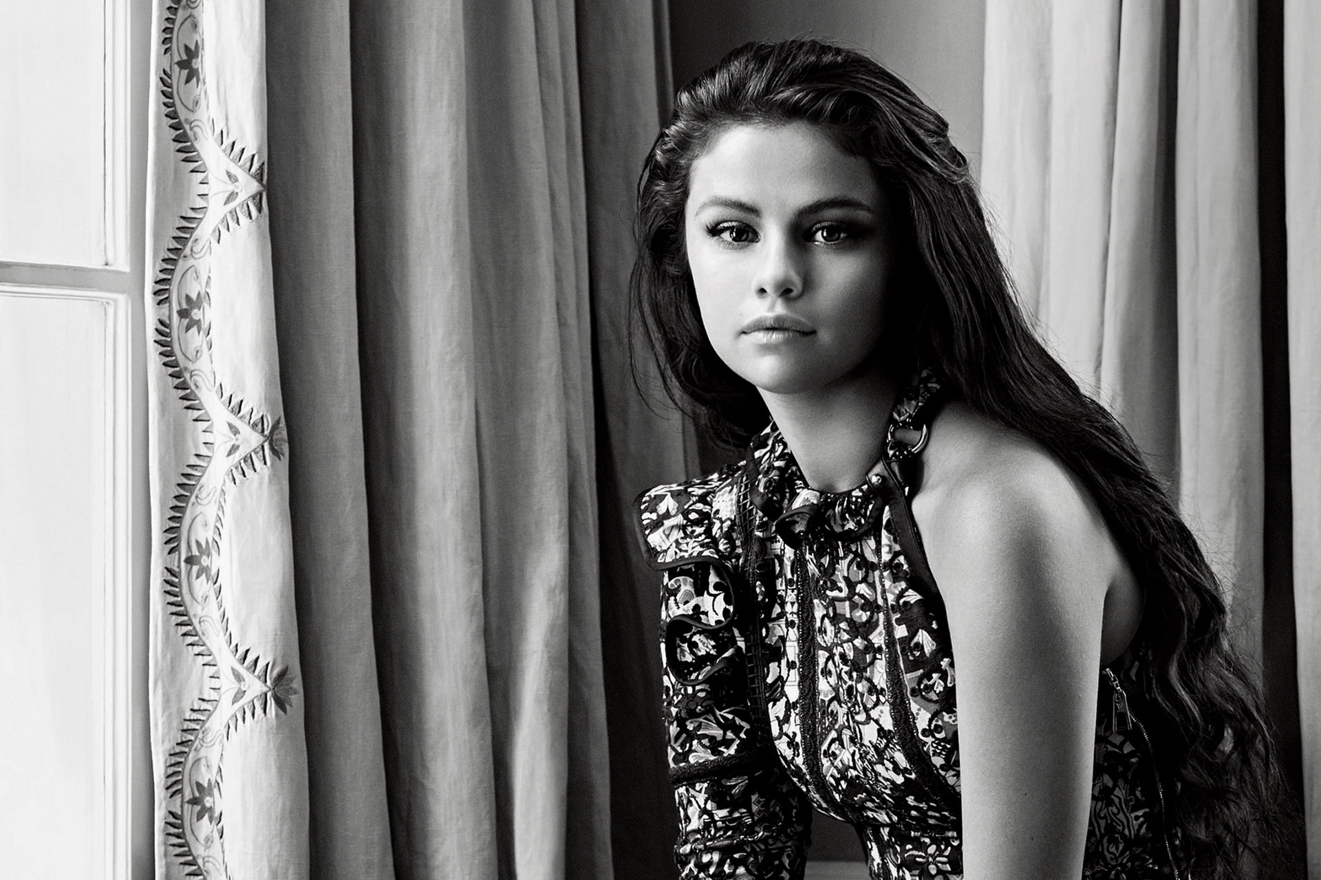 hairstyle, actress, singer, window, Liz Collins, black and white, Selena Gomez, curtains, dress, 2015, 1080P, photo, It, brunette, HD Wallpaper