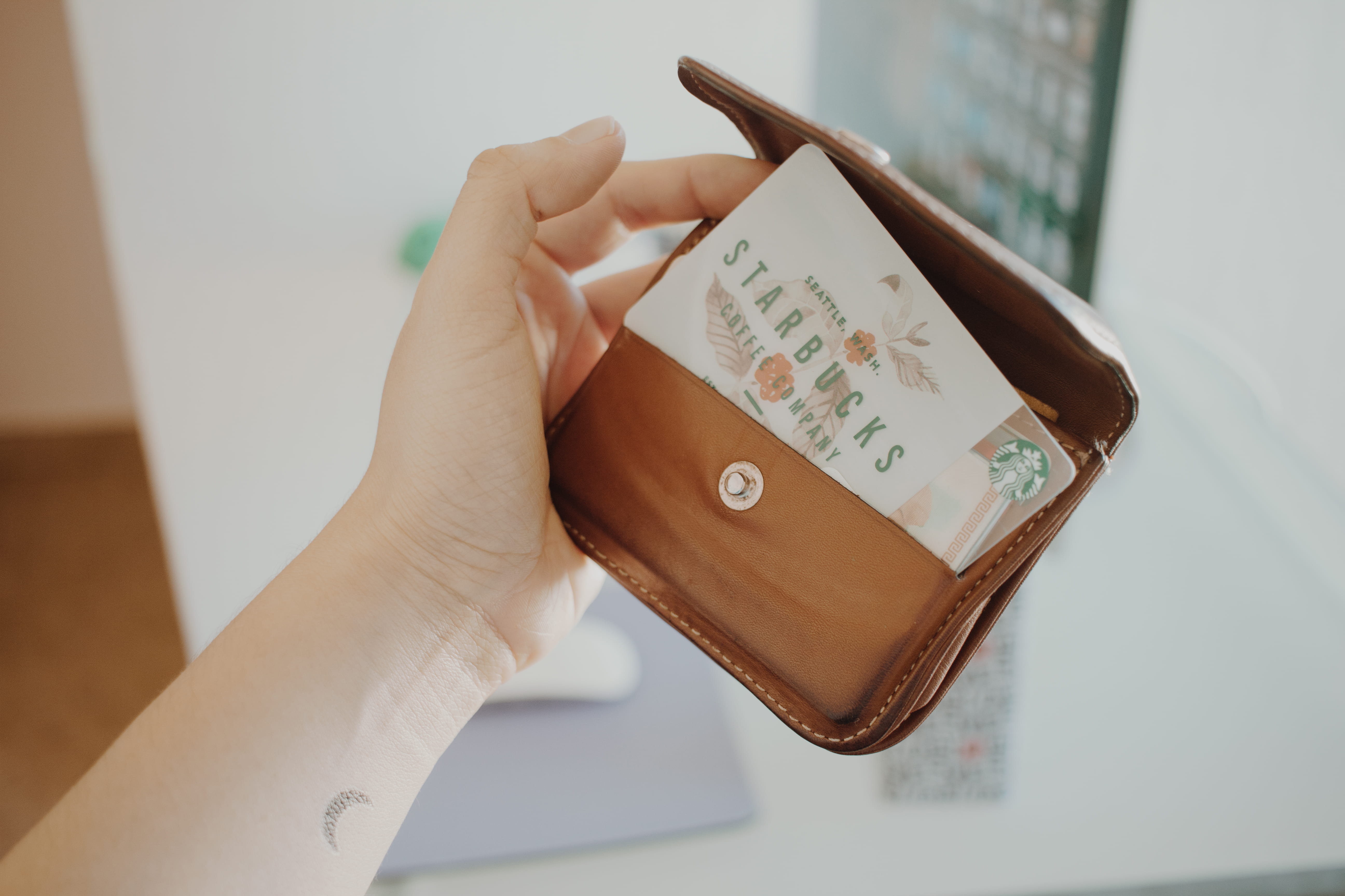 coffee, retail, brand, consumerism, wealth, billetera, person, office, young adult, human limb, starbucks, business, communication, consumer, coin, hold, HD Wallpaper