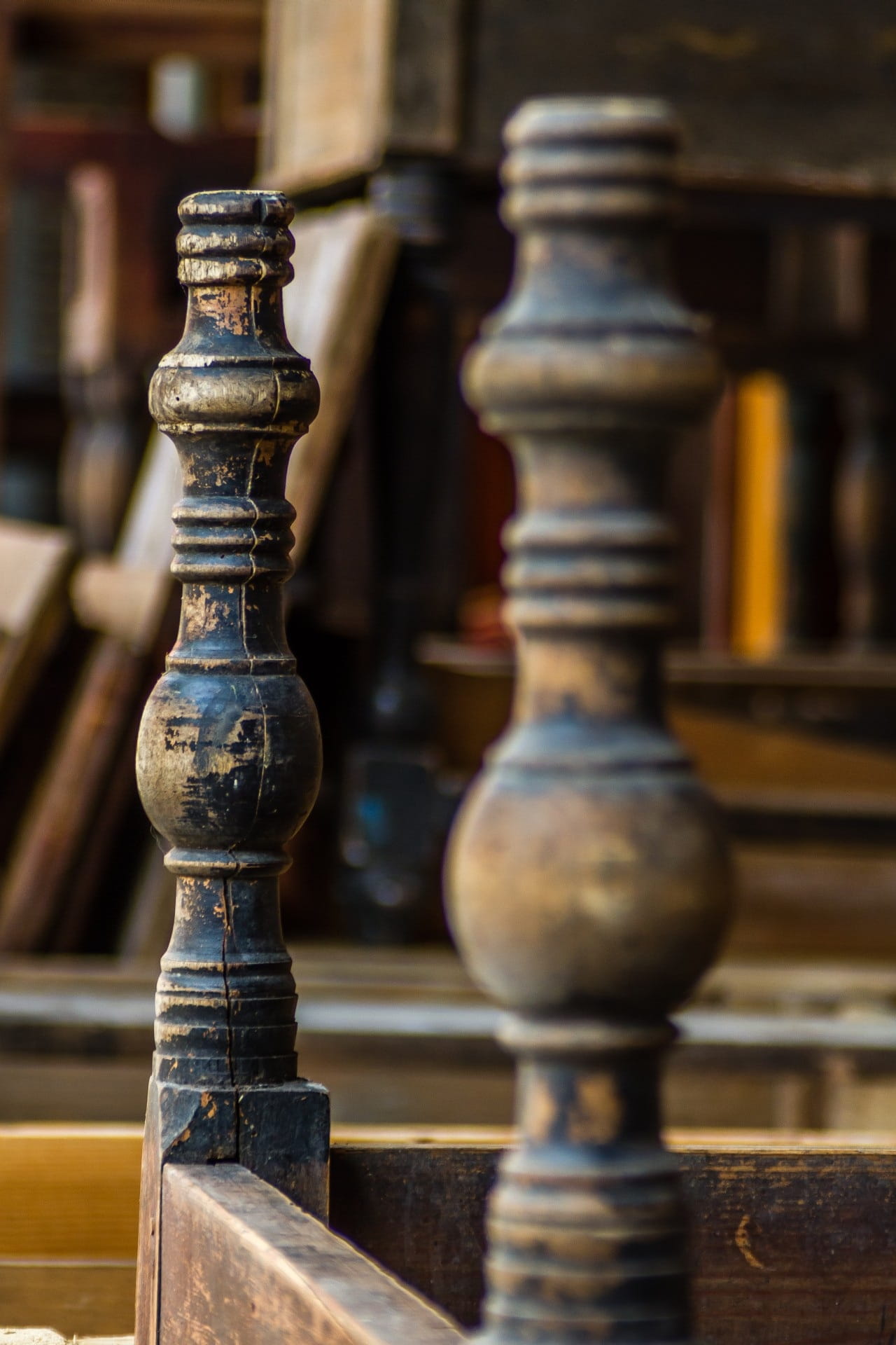 worn, relaxation, used, wood, queen - chess piece, selective focus, pawn - chess piece, game, board game, day, no people, chess, consumes, leisure games, Phone HD Wallpaper
