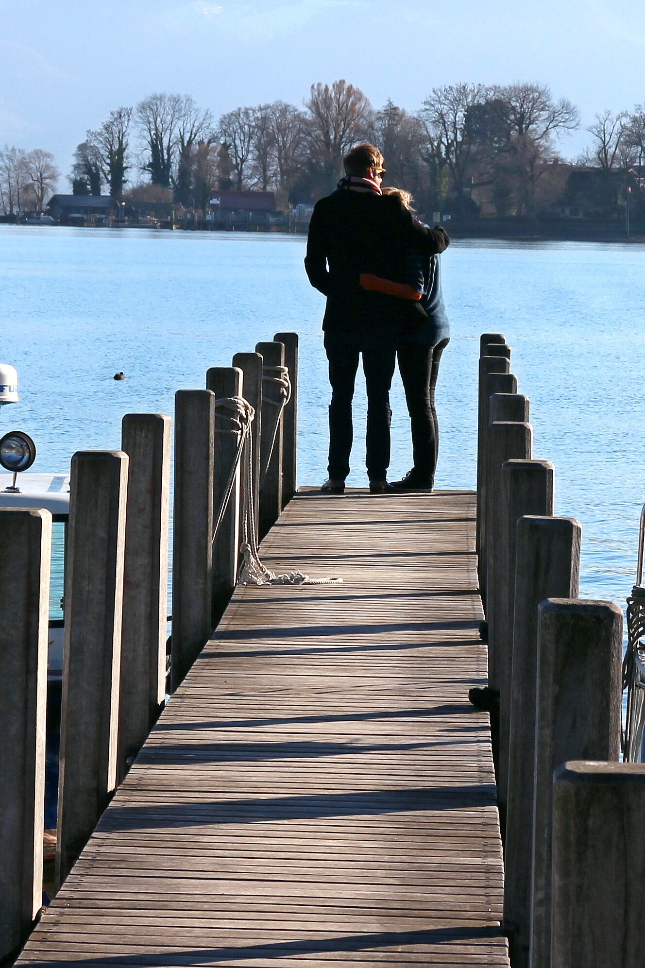affection, real people, shoulder, beauty in nature, lifestyles, human, men, pair, rear view, mood, romance, wood - material, full length, sky, people, the way forward, Phone HD Wallpaper