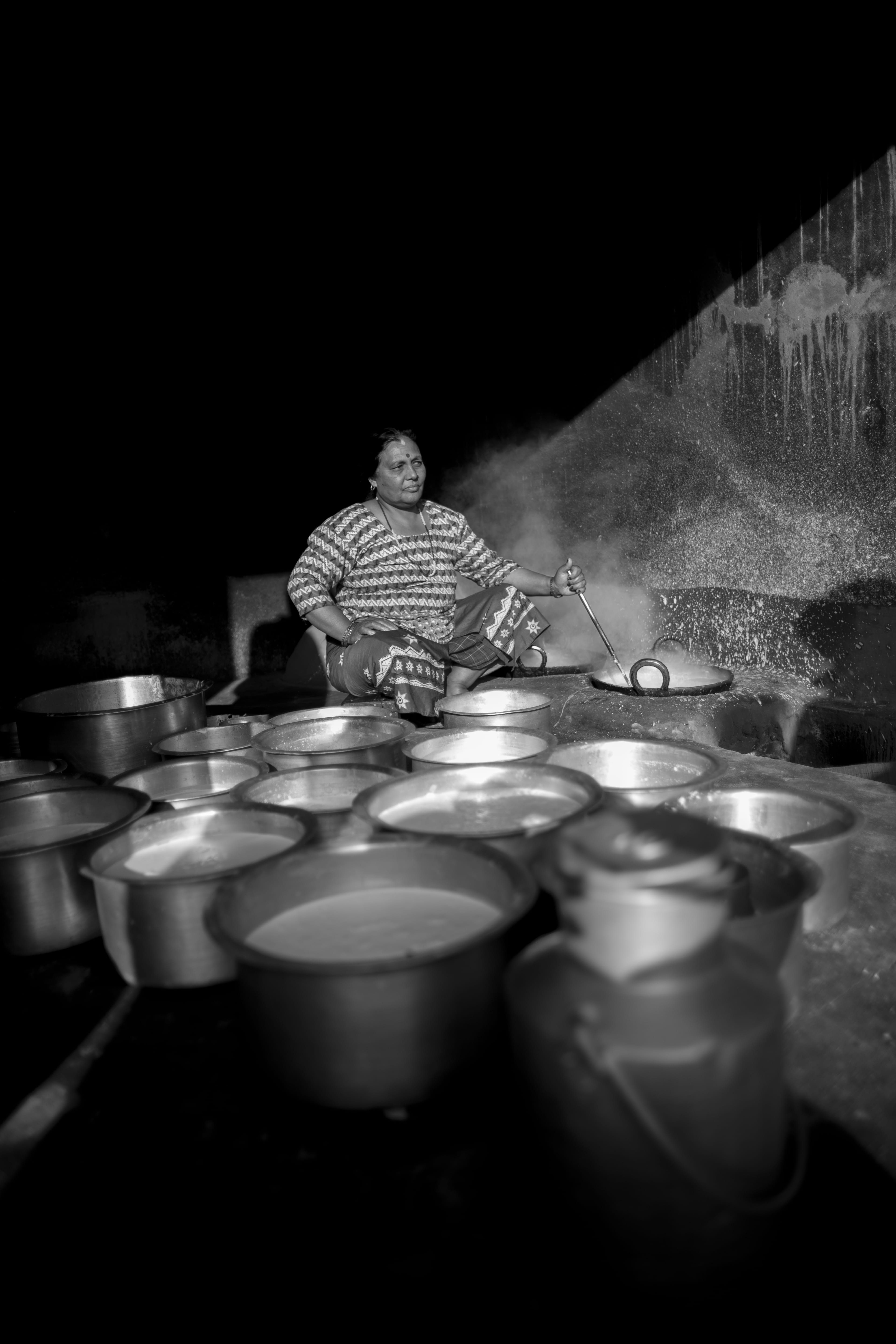 cook, table, standing, person, front view, holding, photography, kathmandu, preparing food, lifestyles, adult, female, steam, leisure activities, human, Phone HD Wallpaper