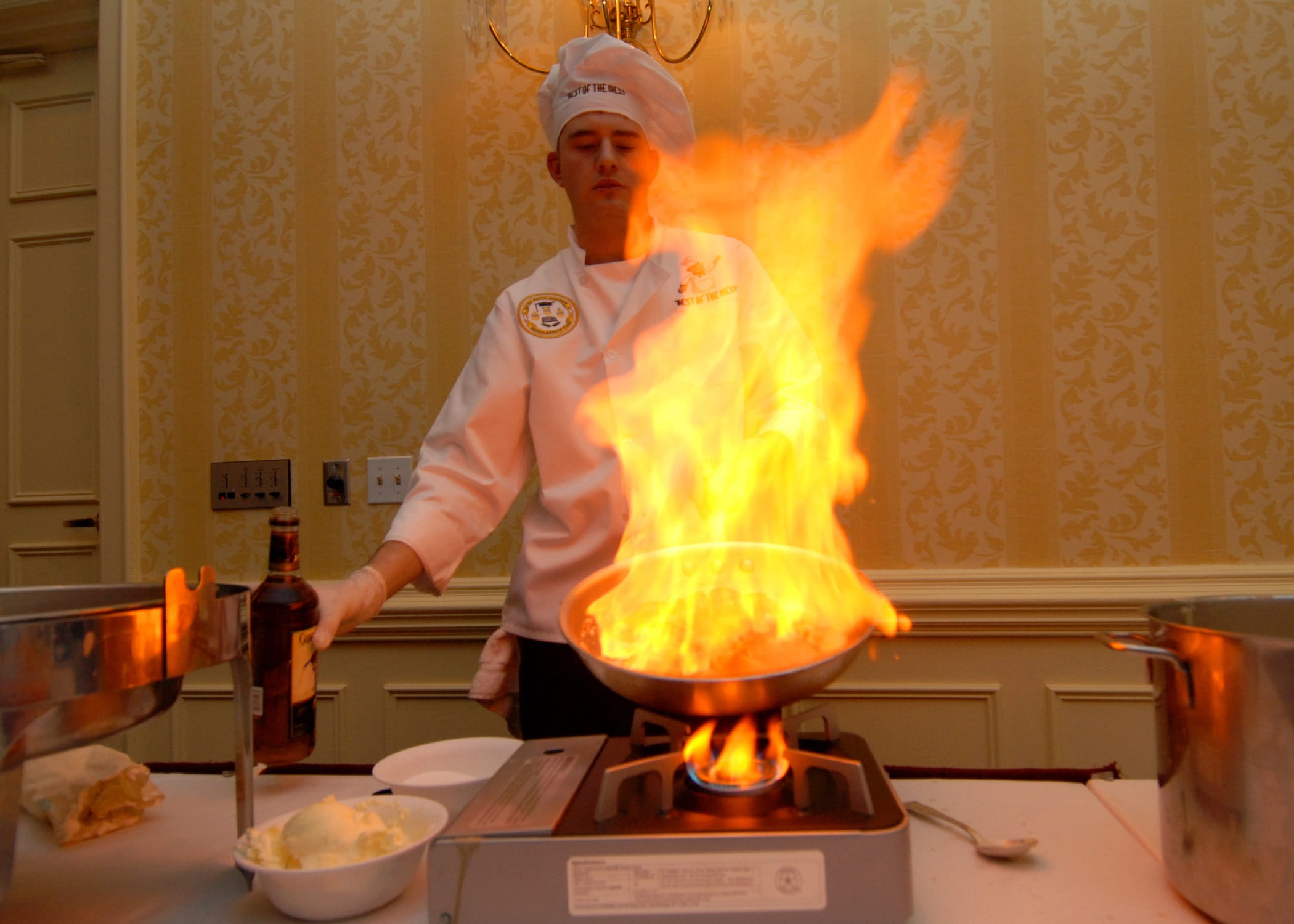 heat - temperature, portable, Culinary, fire, food, kitchen utensil, preparing food, strawberries, Chef, skill, frypan, dish, flambe, competition, burning, HD Wallpaper