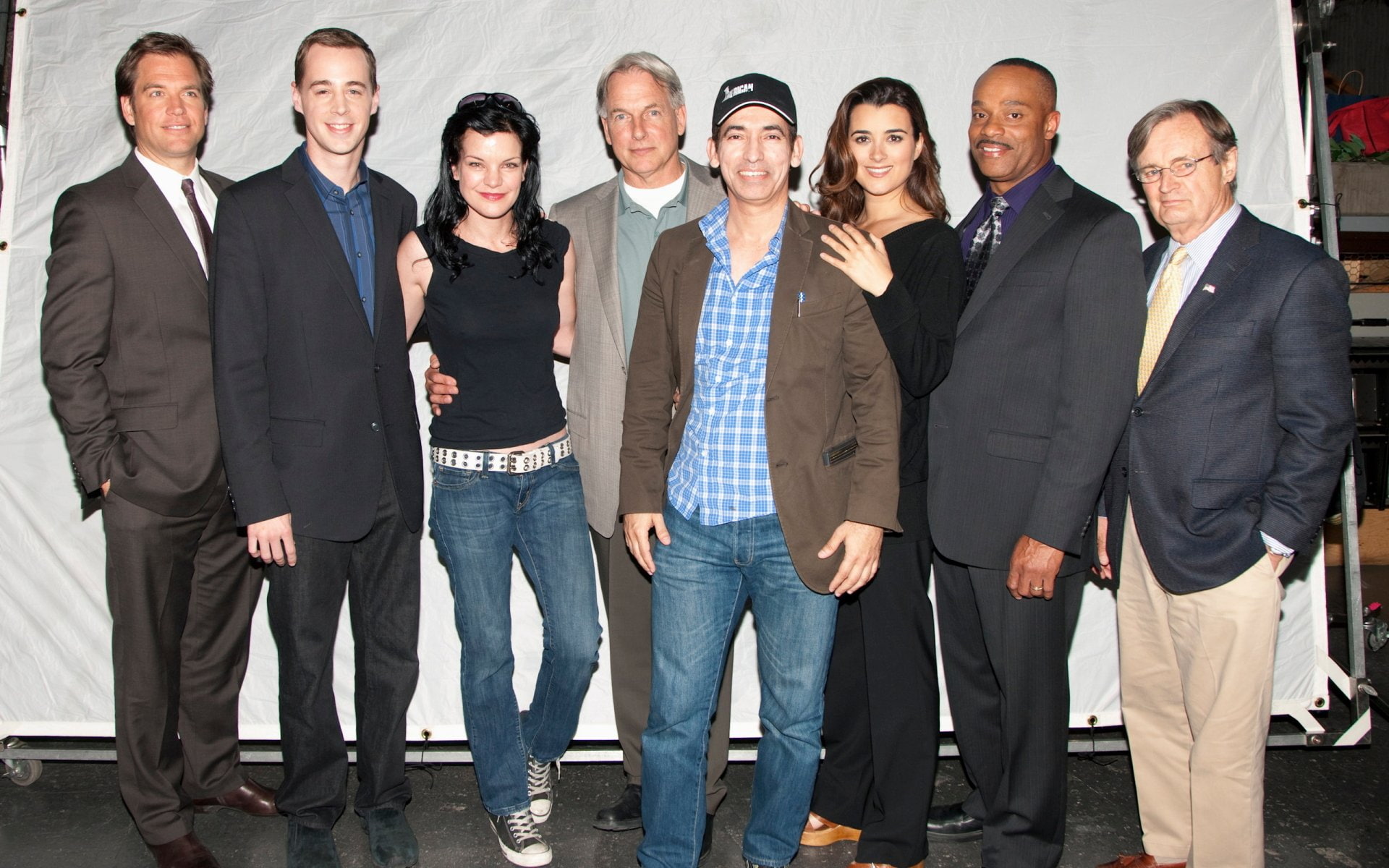 Rocky Carroll, Leroy Jethro Gibbs, men, white collar worker, smiling, teamwork, Pauley Perrette, TV Show, males, businessman, Cote De Pablo, cooperation, HD Wallpaper