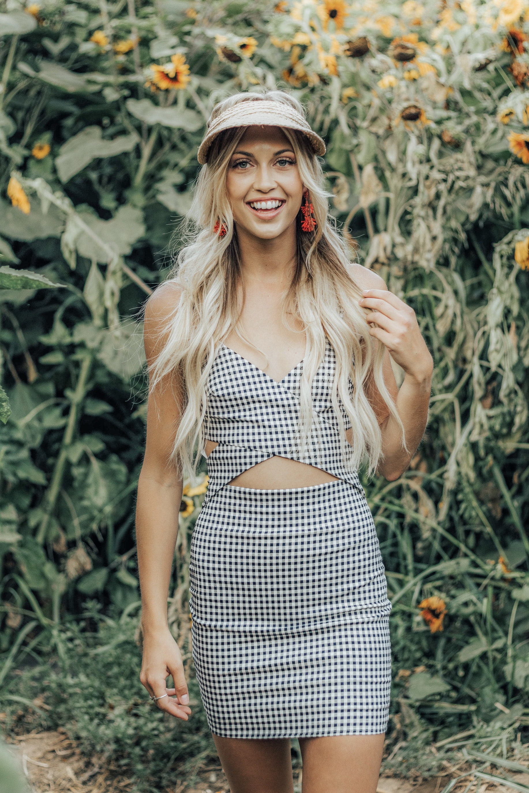 smiling, long hair, women outdoors, 2K, teeth, plants, women, hat, blonde, Phone HD Wallpaper