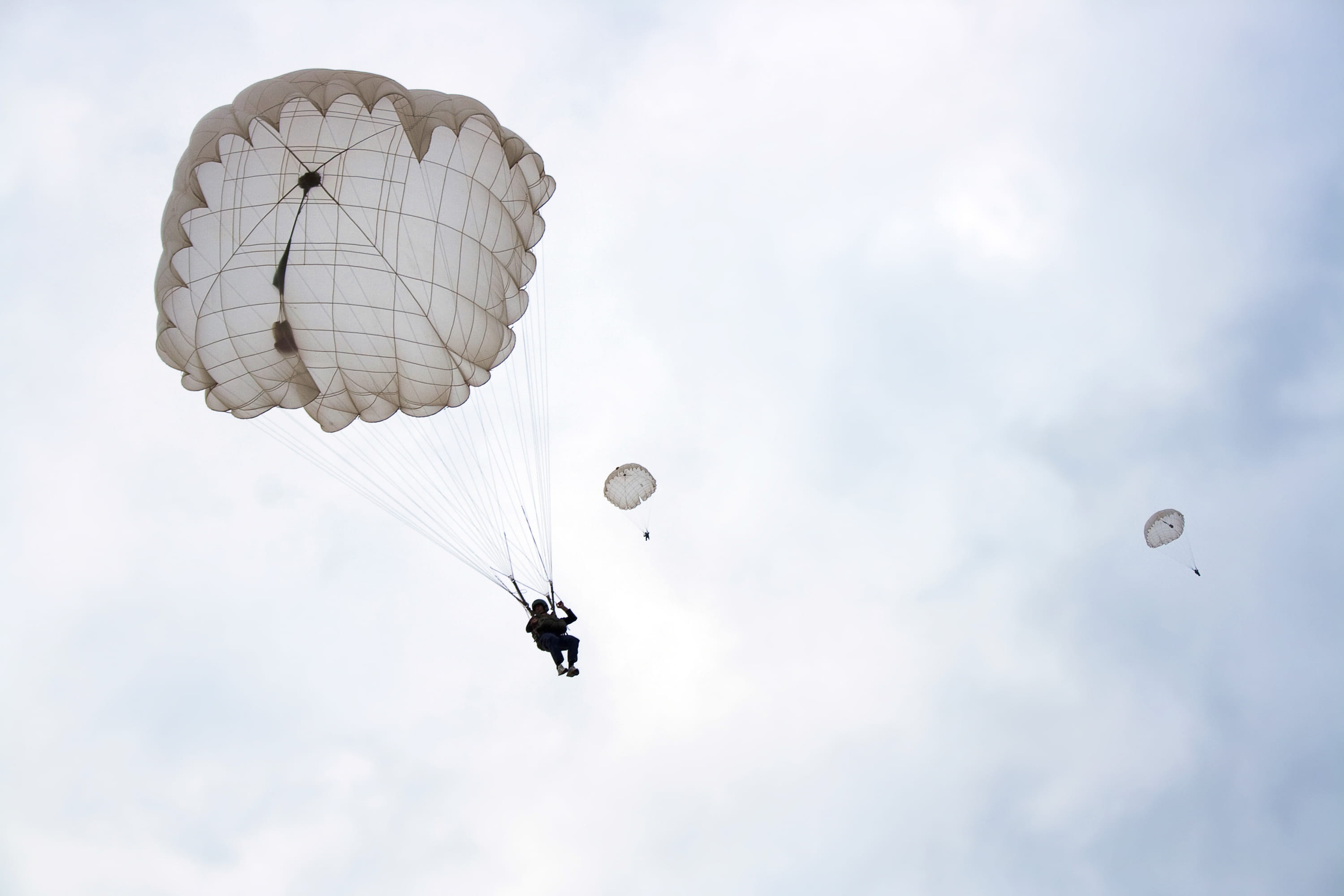 motion, flyer, people, joy, government, extreme, parachuting, flying, parasailing, transportation, outdoors, cloud - sky, sky, leisure activity, air vehicle, HD Wallpaper