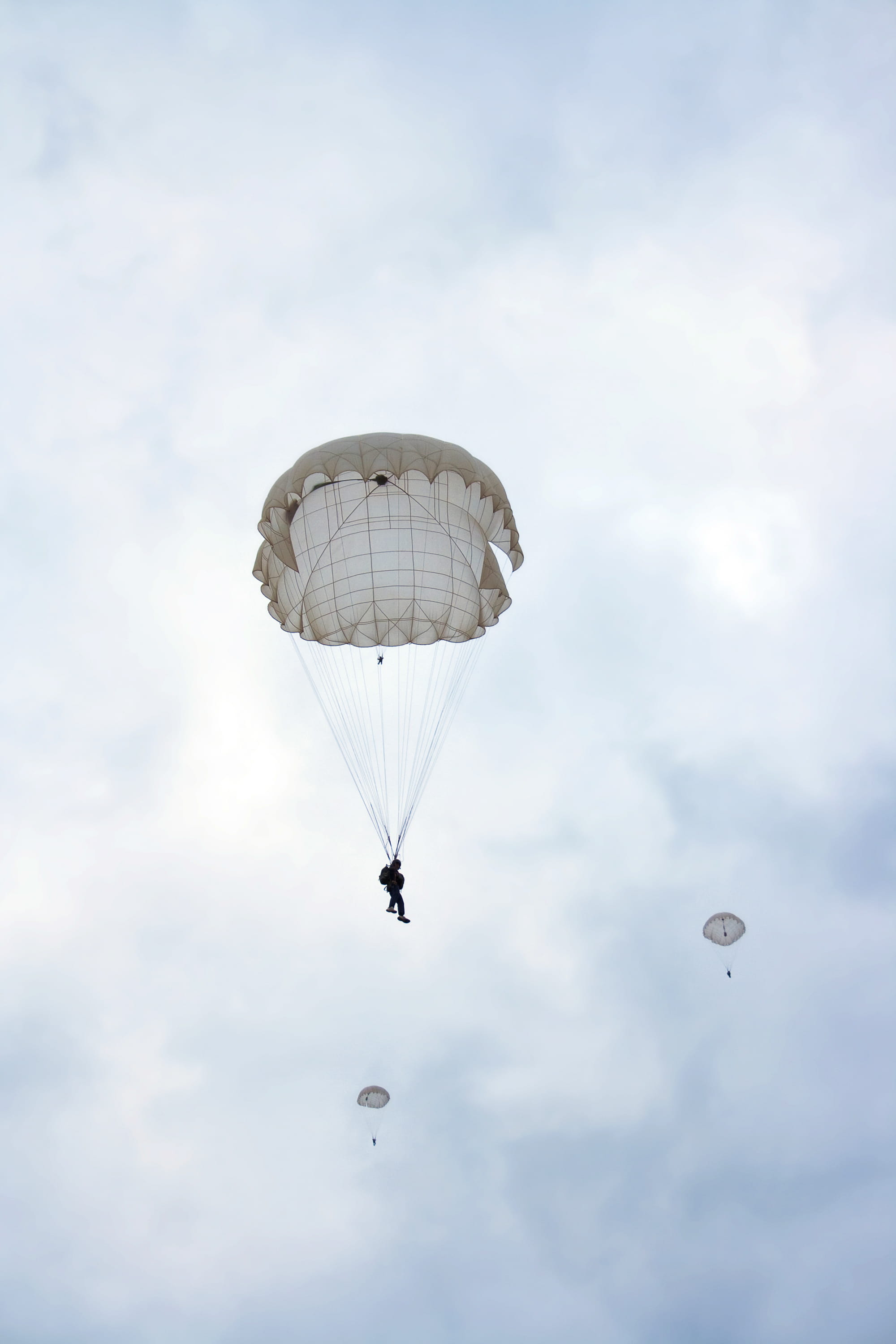 flying, skydivers, low angle view, adventure, day, transportation, skydiver, outdoors, paragliding, dom, unrecognizable person, parachutist, sky, joy, flyer, Phone HD Wallpaper
