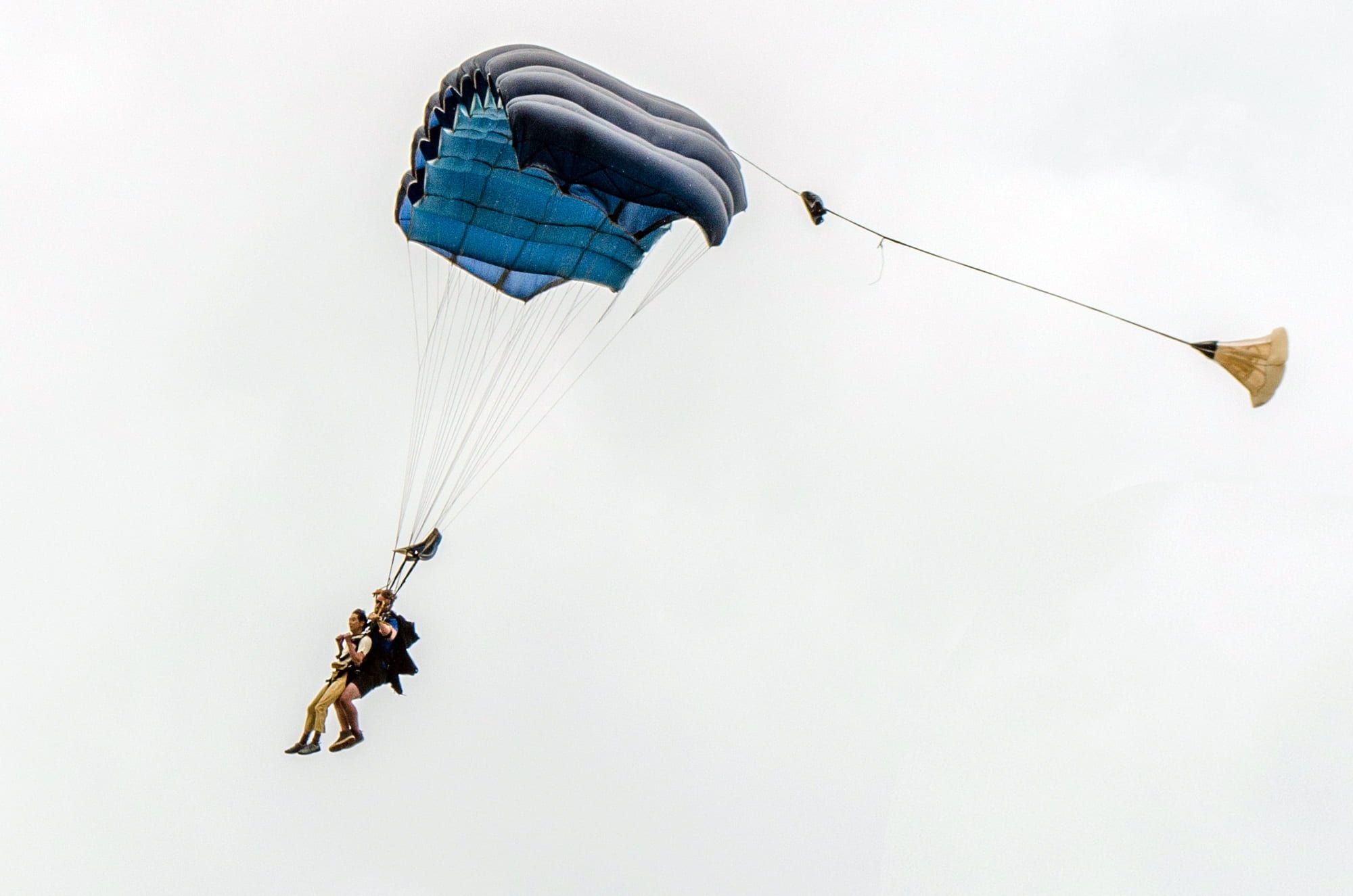 fly, flying, low angle view, nature, jump, parasailing, leisure, people, parachuting, skydiver, skydiving, sky, hanging, joy, dom, leisure activity, lifestyle, HD Wallpaper