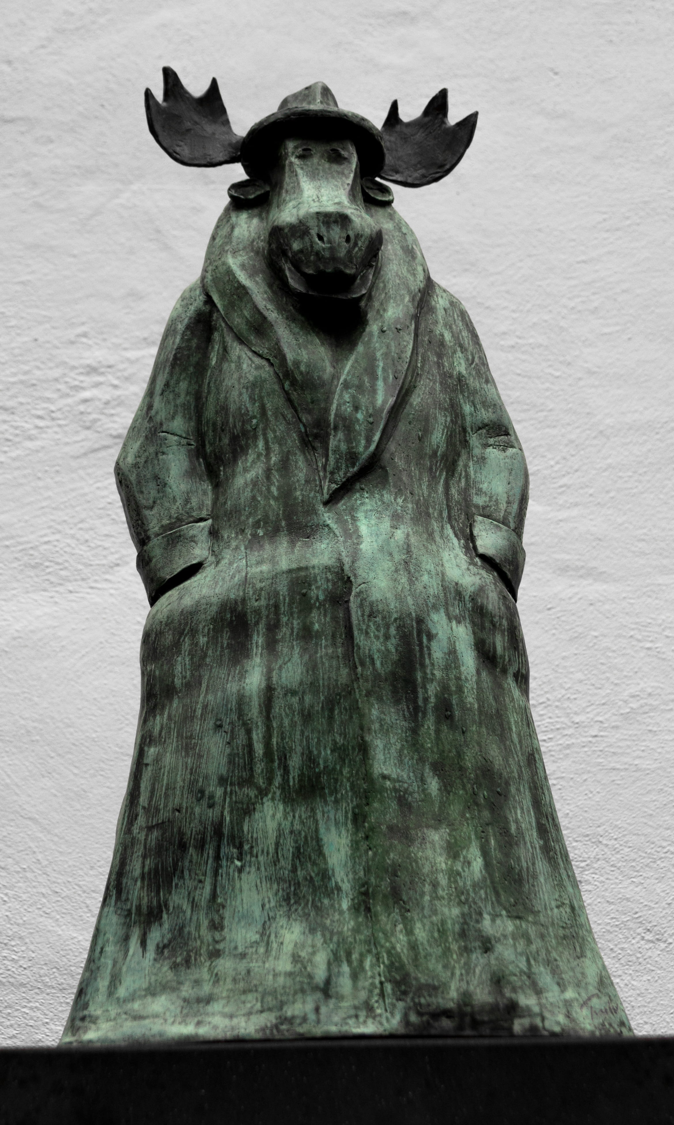history, representation, close-up, hans traxler, art and craft, creativity, day, trenchcoat, low angle view, carving - craft product, wall - building feature, Phone HD Wallpaper