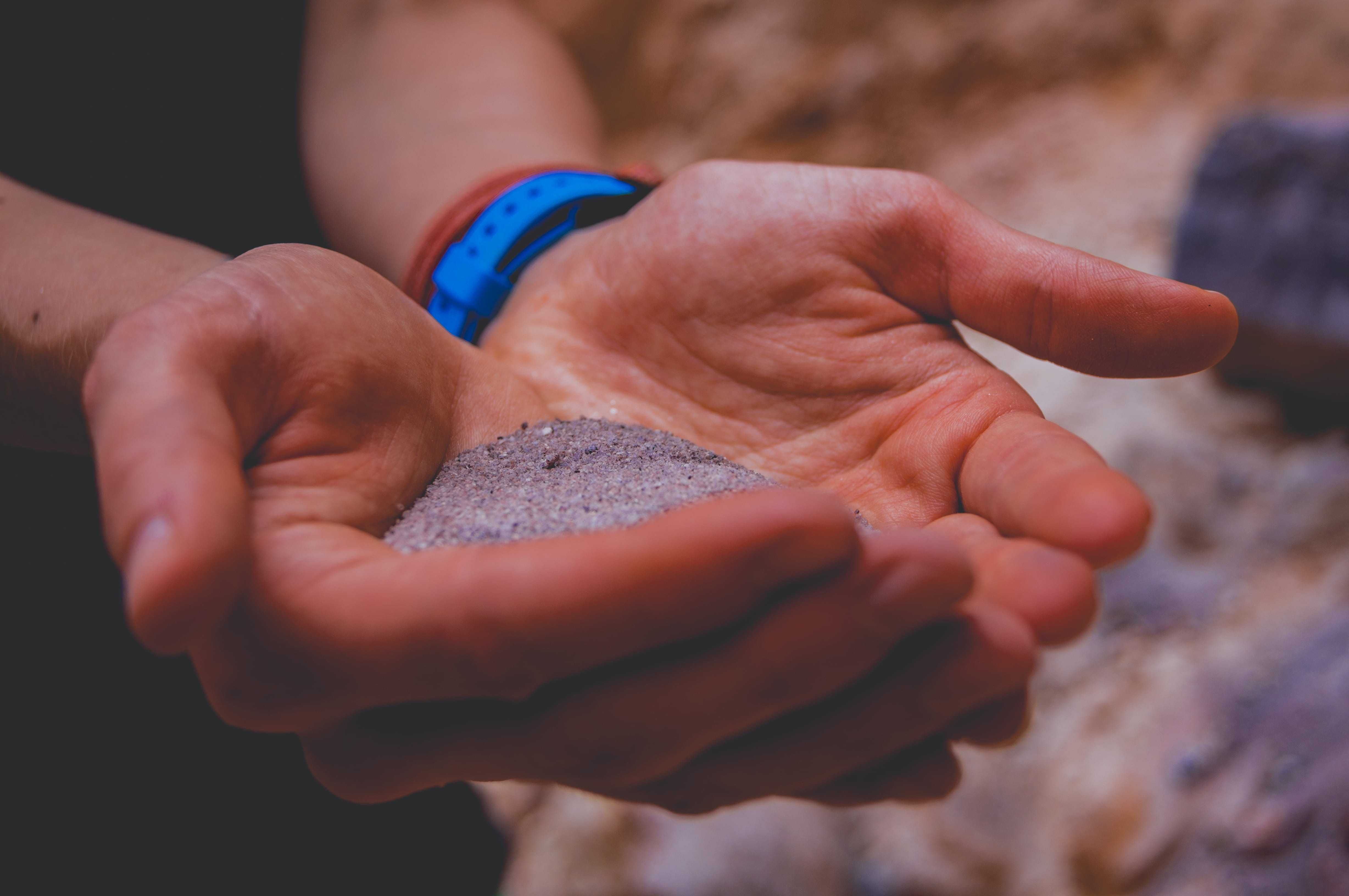 finger, sand, colorful, tan, background, human hand, white, real people, body part, orange, human body part, purple, midsection, selective focus, HD Wallpaper