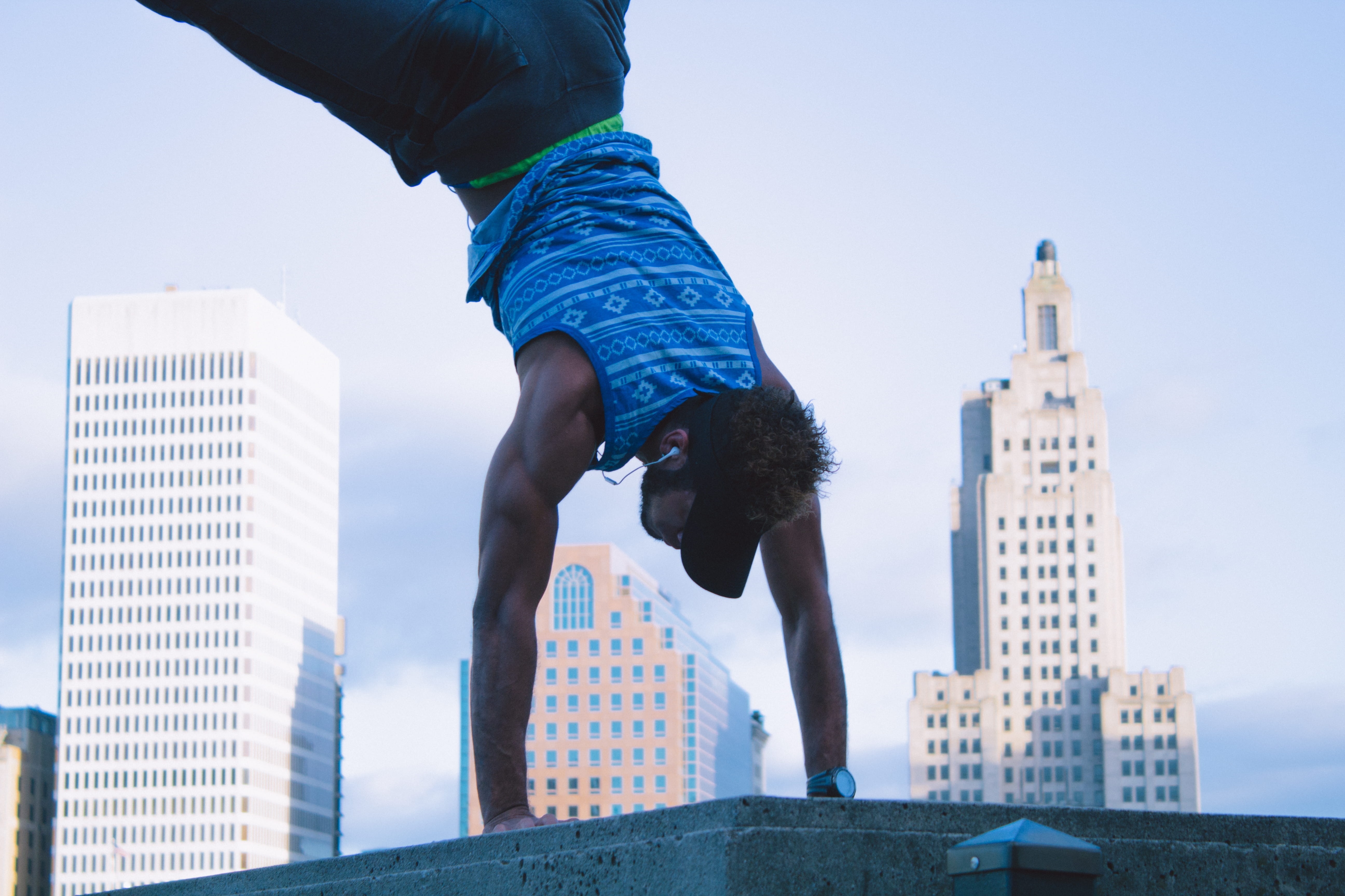 casual clothing, 5K, low angle view, rhode island, leisure activity, modern, street runner, lifestyles, building, one person, parkour, built structure, HD Wallpaper