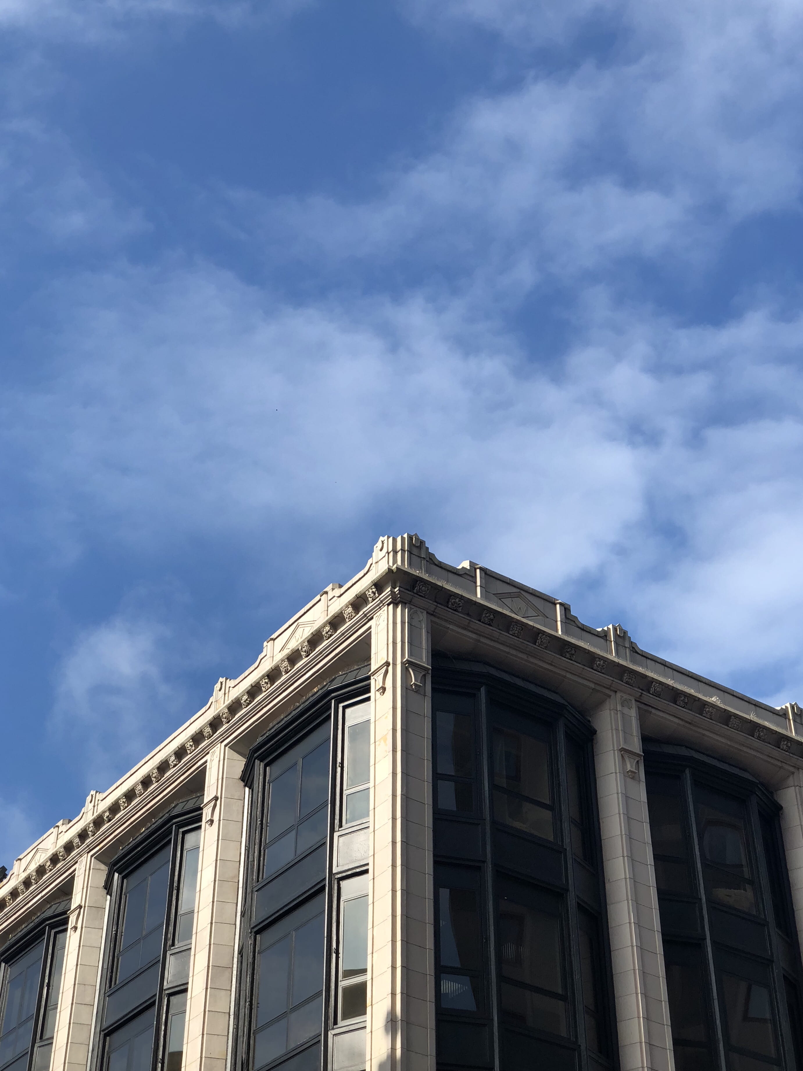 residential district, cloud - sky, facade, 2K, blue, no people, sunlight, city, day, architecture, outdoors, low angle view, building, height, office, Phone HD Wallpaper