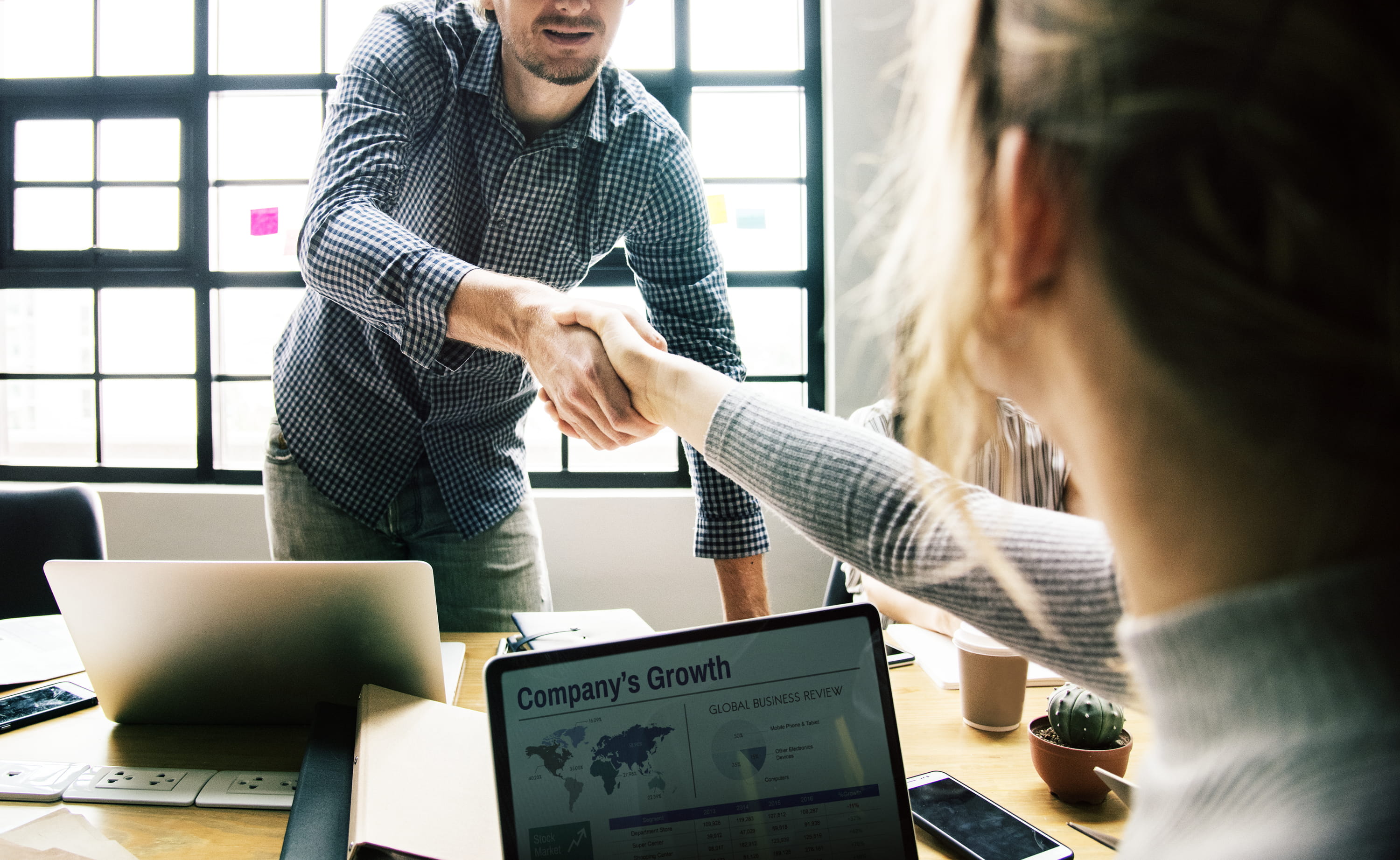 wireless technology, people, work, man, planning, workplace, cooperation, teamwork, laptops, men, adult, hands, brainstorming, indoors, woman, technology, HD Wallpaper