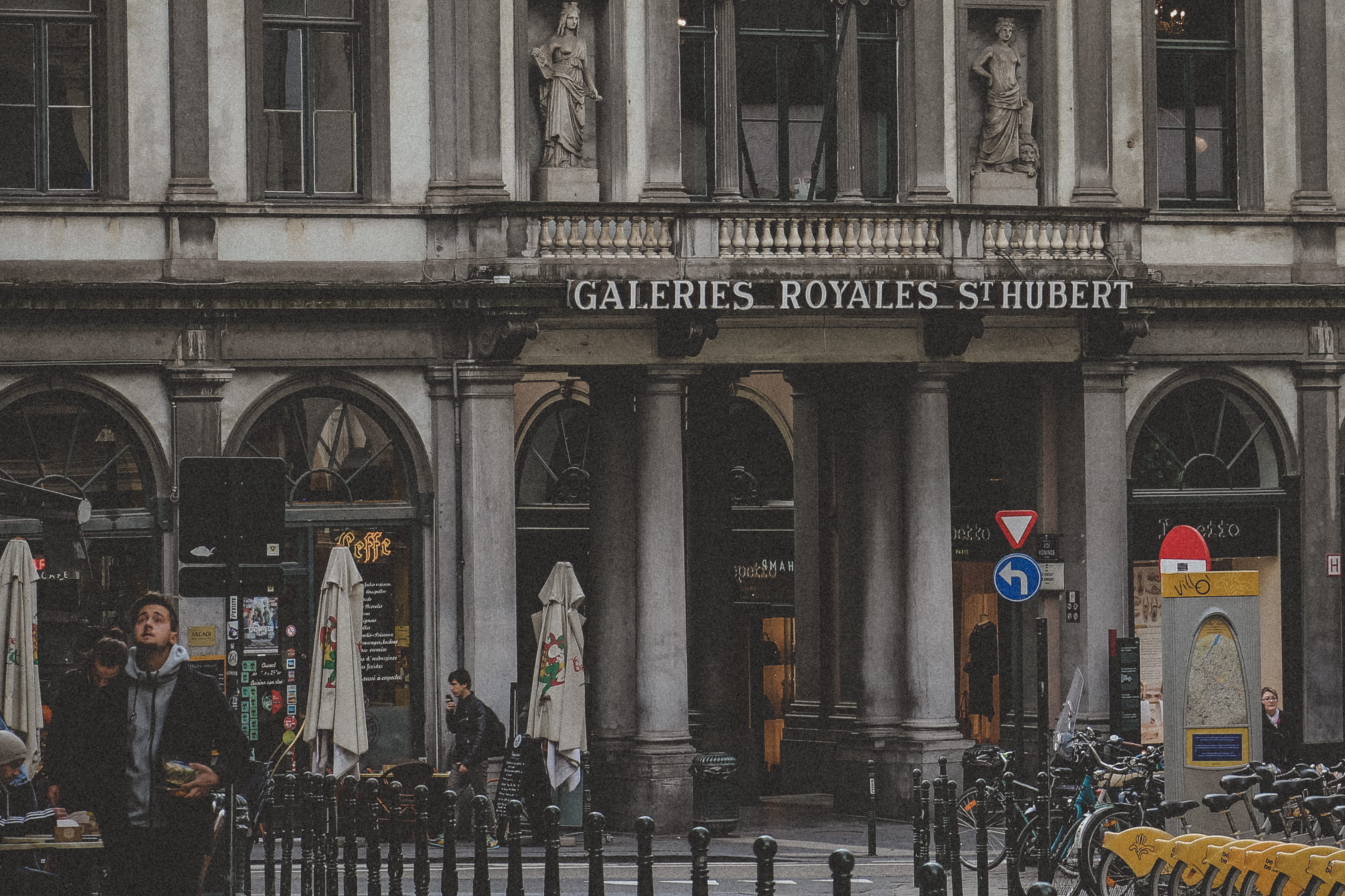 day, railing, women, lifestyles, st, royales, architectural column, gray, bruxelle, group of people, street, communication, men, royal gallery, adult, belgium, HD Wallpaper