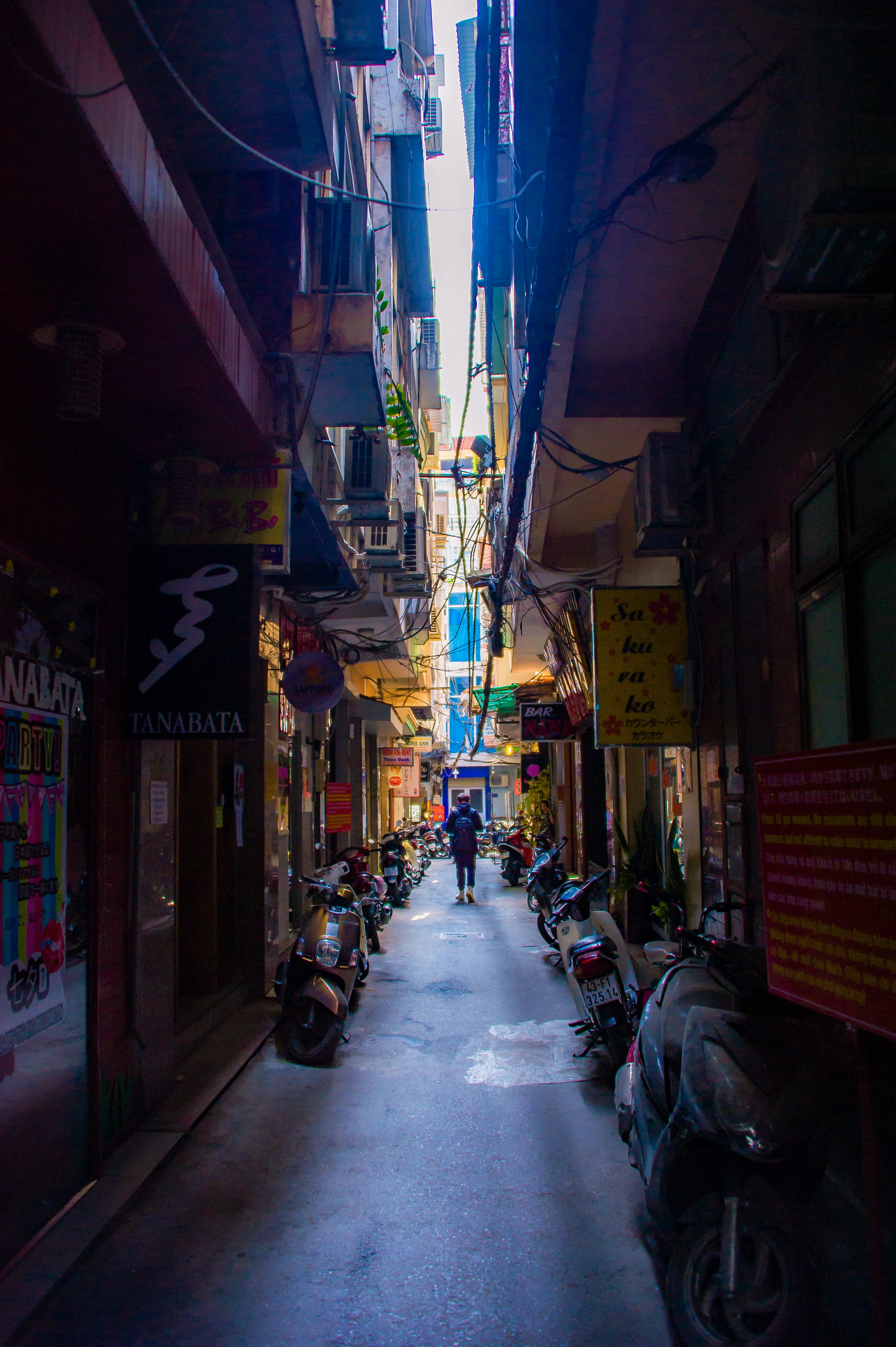 shirt, alley, building, street, city life, commerce, architecture, cityscape, incidental people, black, business, urban, daylight, 4K, buildings, people, Phone HD Wallpaper