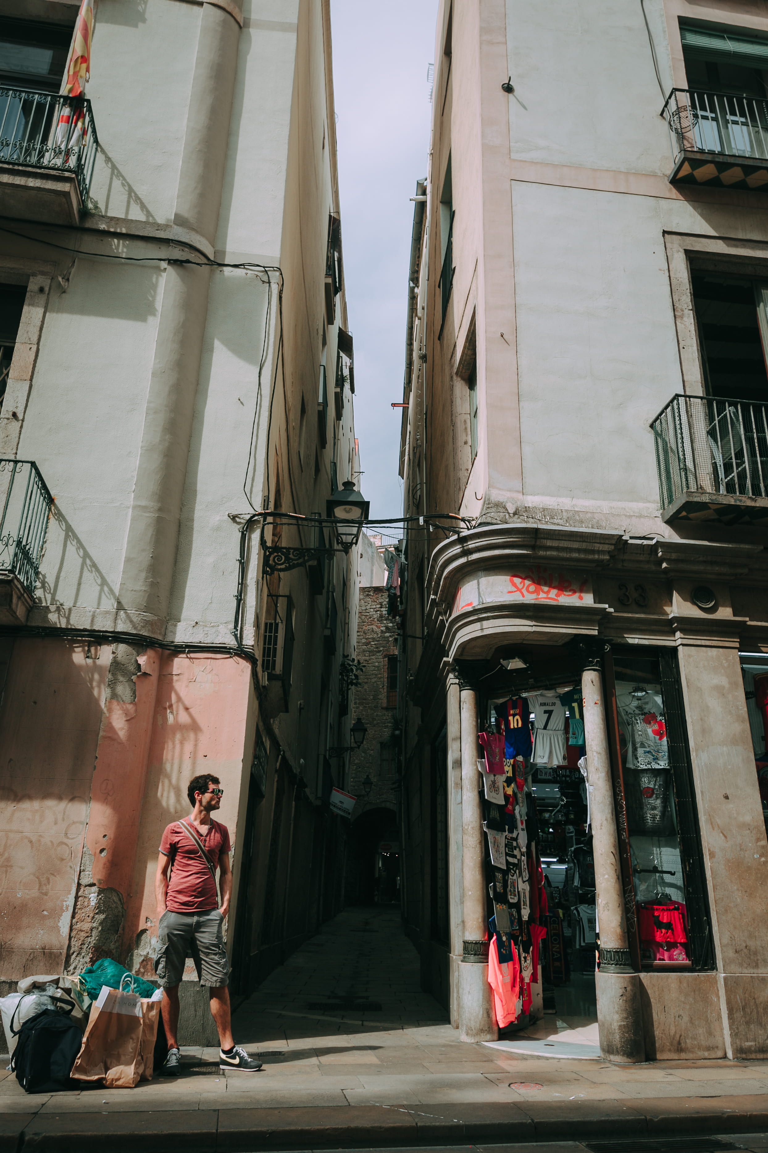 waiting, tourism, market, alley, residential district, rear view, built structure, wearing, real people, street, building, near, road, low angle shot, shirt, Phone HD Wallpaper