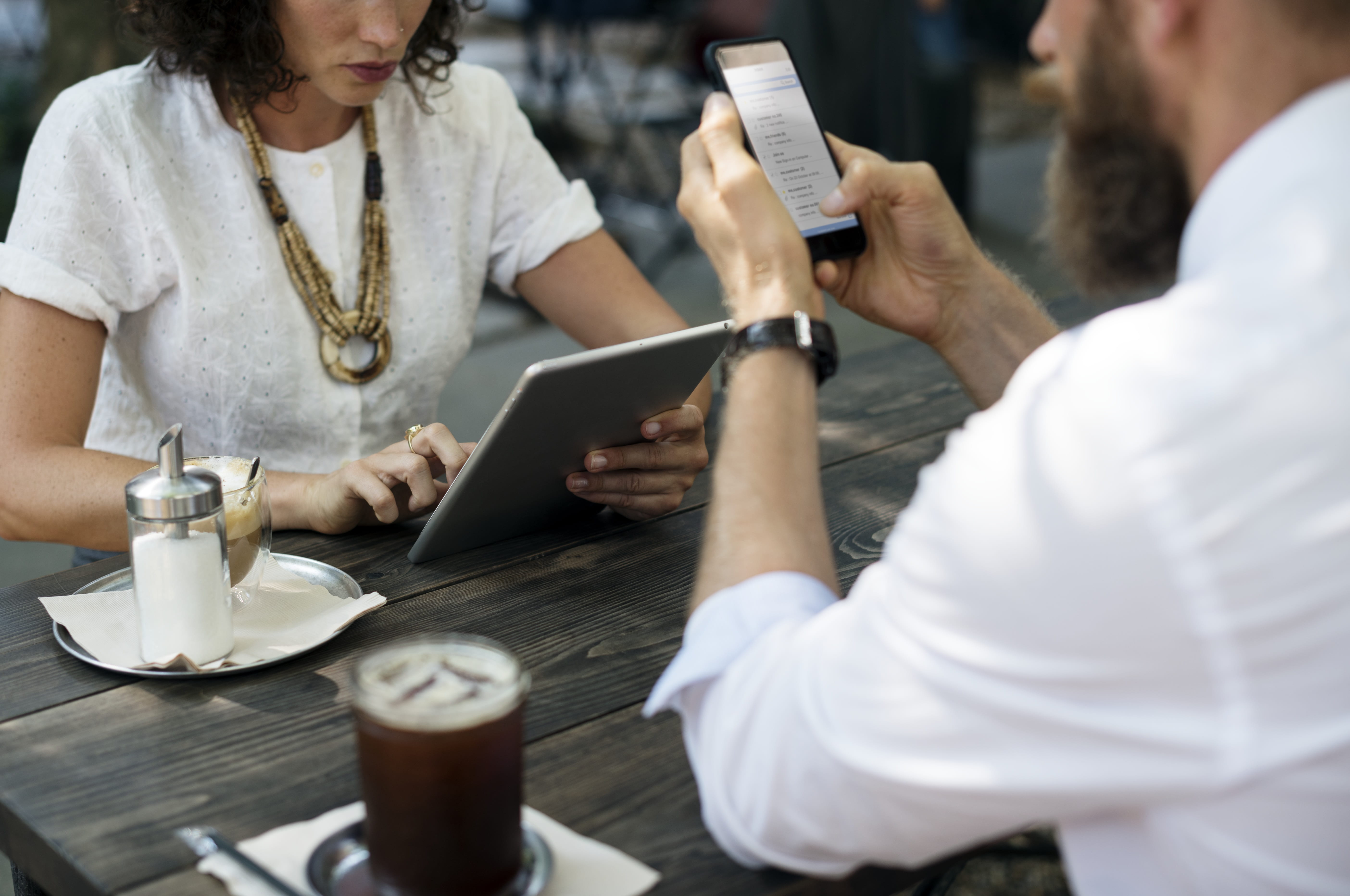 computer, mobile phone, internet, man, adult, togetherness, brainstorming, online, coffee, indoors, talking, deal, holding, coffee shop, tablet, drink, HD Wallpaper