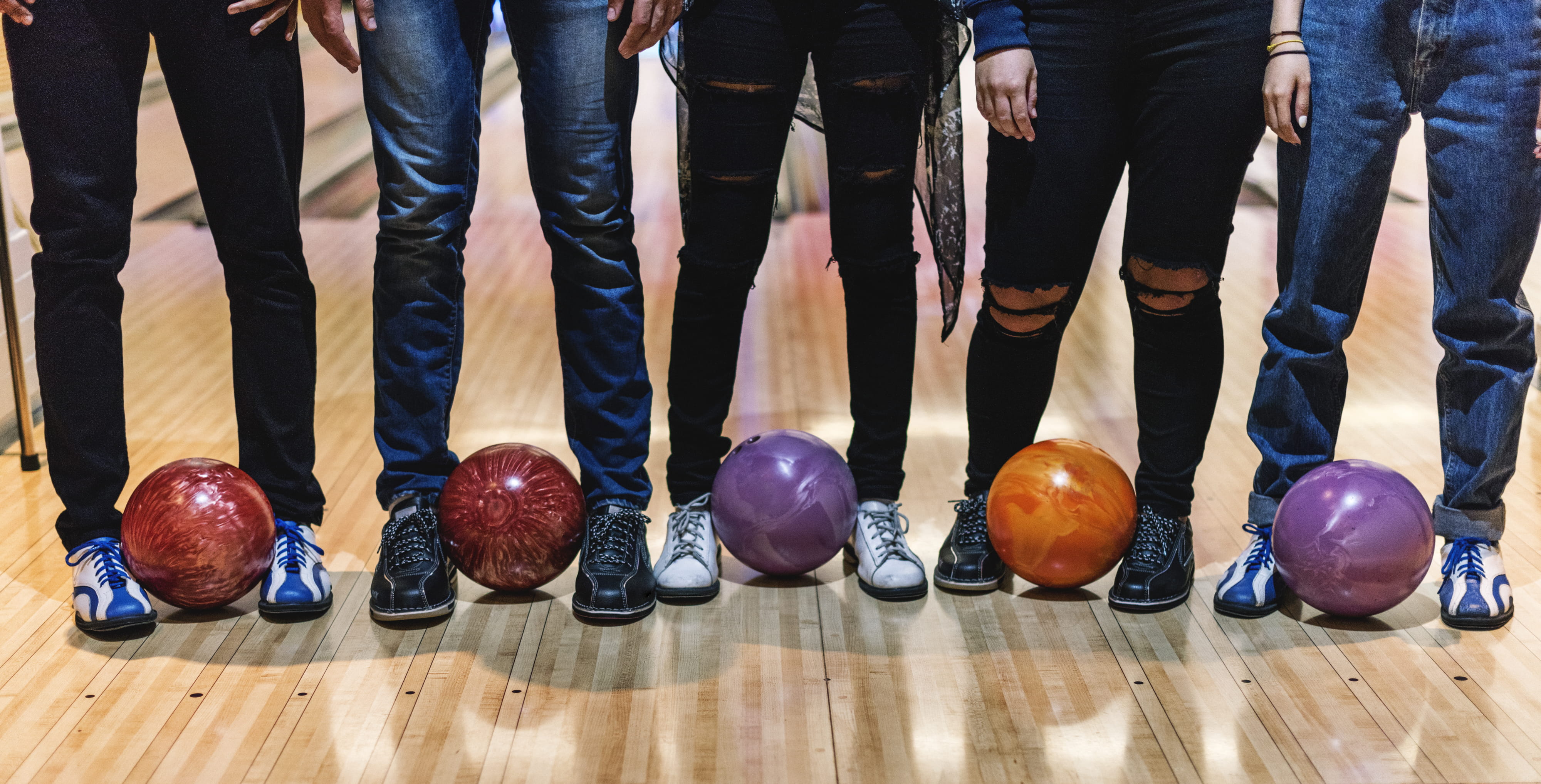 order, lifestyles, shiny, hardwood floor, wear, friendship, 4K, group of people, side by side, young, jeans, activity, day, fashion, bowling balls, balls, HD Wallpaper