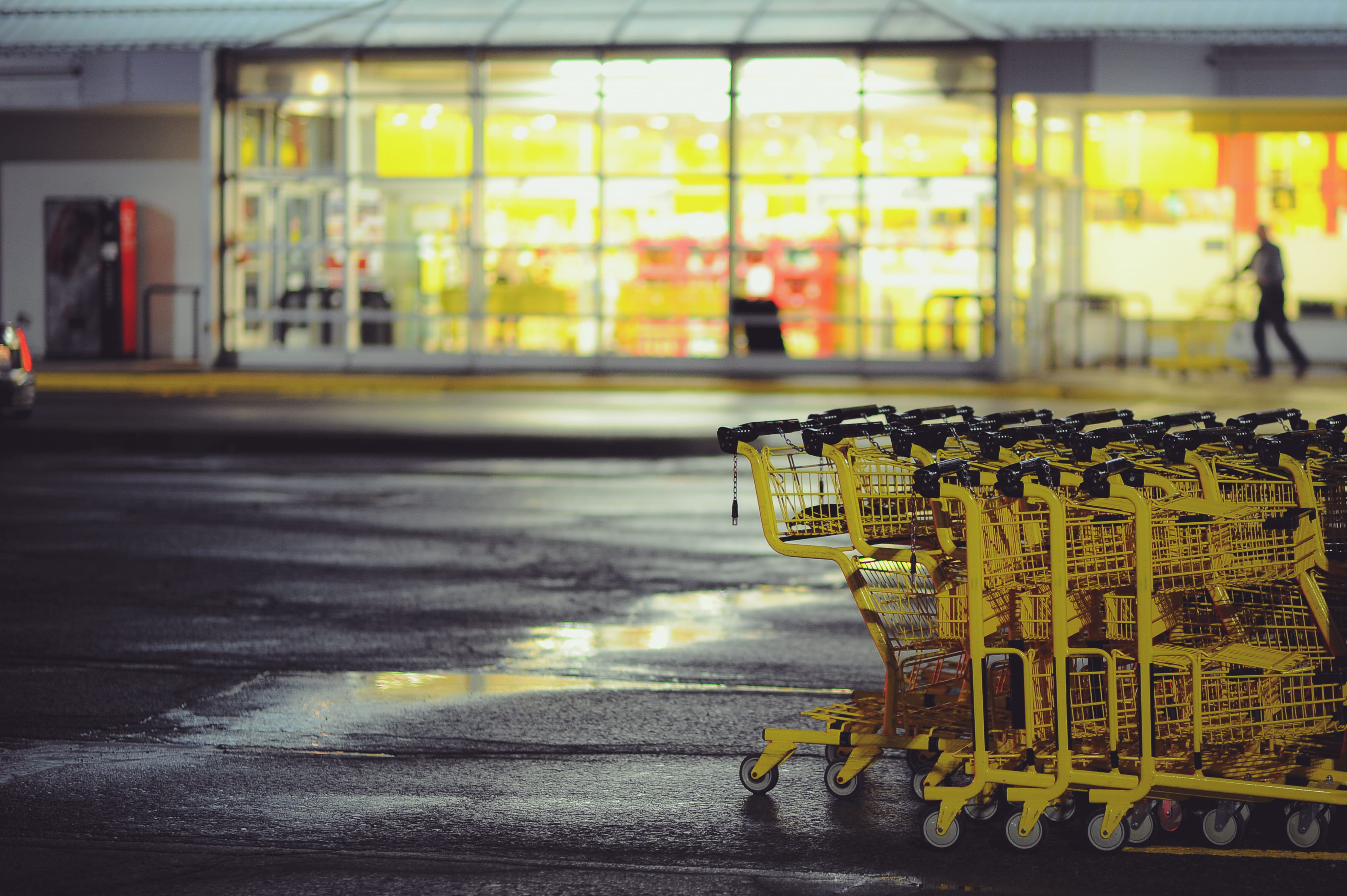 puddle, parking lot, carts, front, evening, building, 2K, city, architecture, shopping, shopping trolley, incidental people, yellow, consumerism, retail, HD Wallpaper