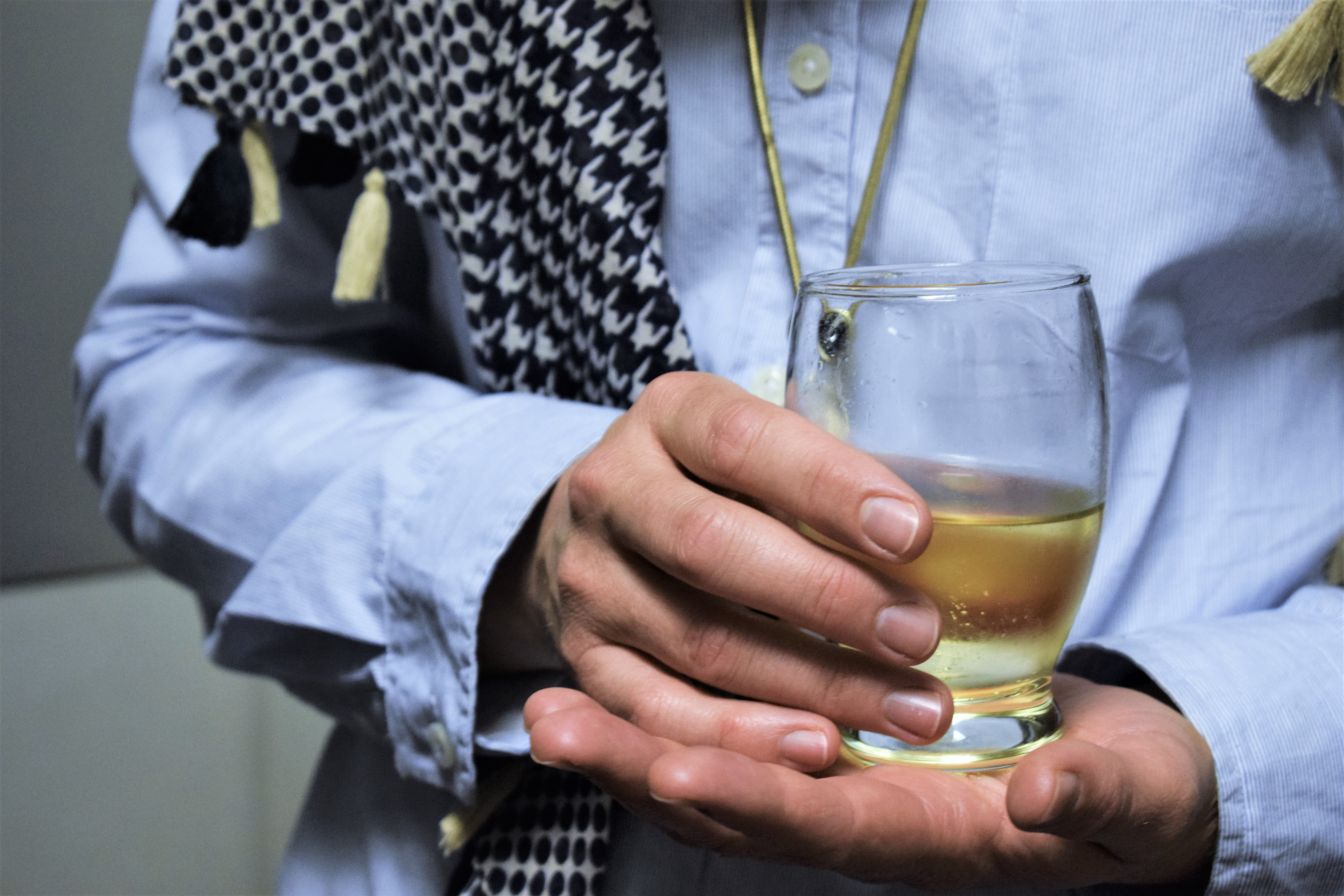 hand, shirt, sleeve, person, blue, nails, men, drinking glass, women, happy hour, grip, businessman, front view, woman, food and drink, midsection, human hand, HD Wallpaper