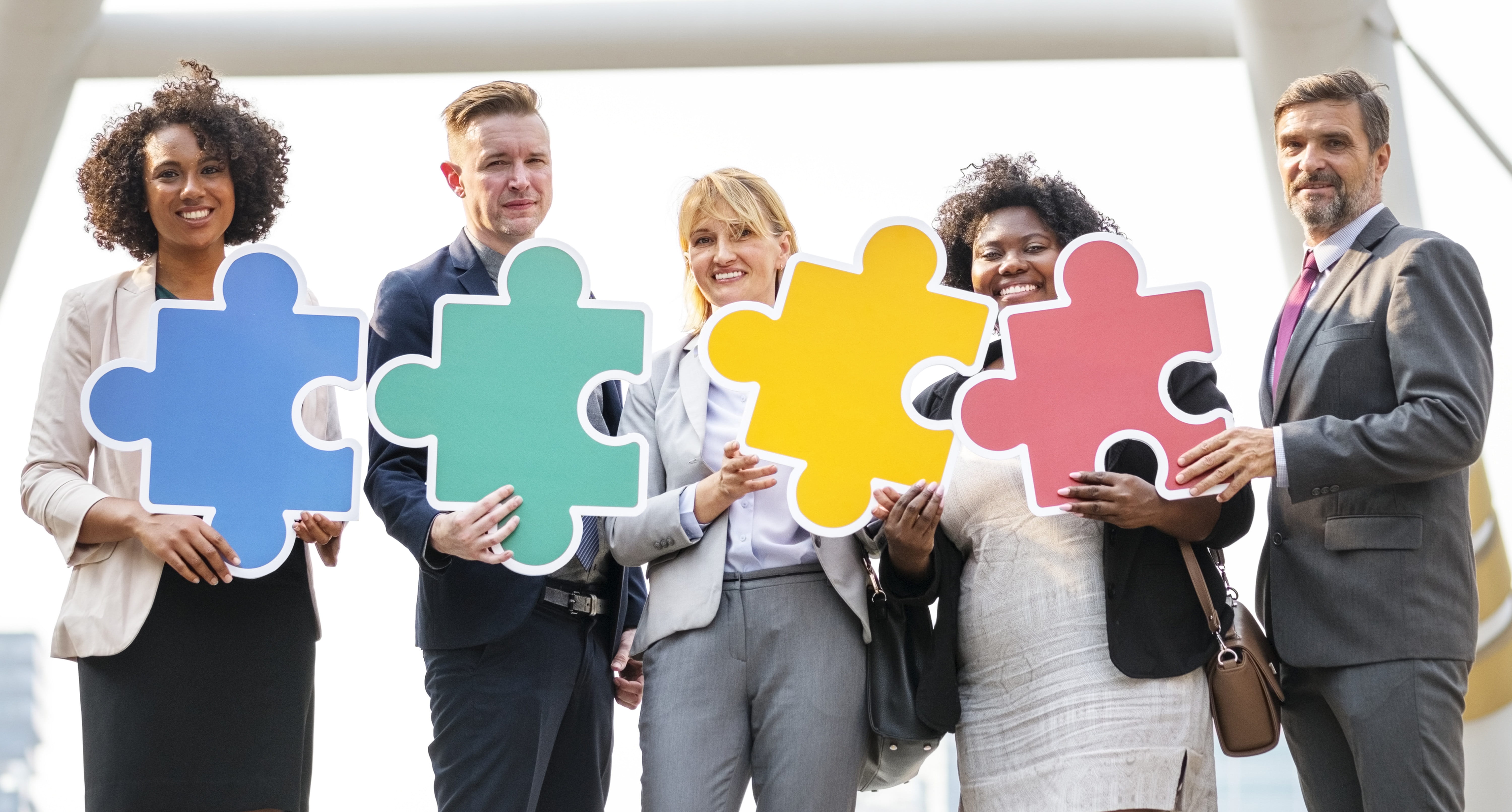 colorful, black, city, businesswomen, african american, holding, smiling, indoors, connection, chongnonsi, downtown, businessman, connecting, men, corporate business, HD Wallpaper