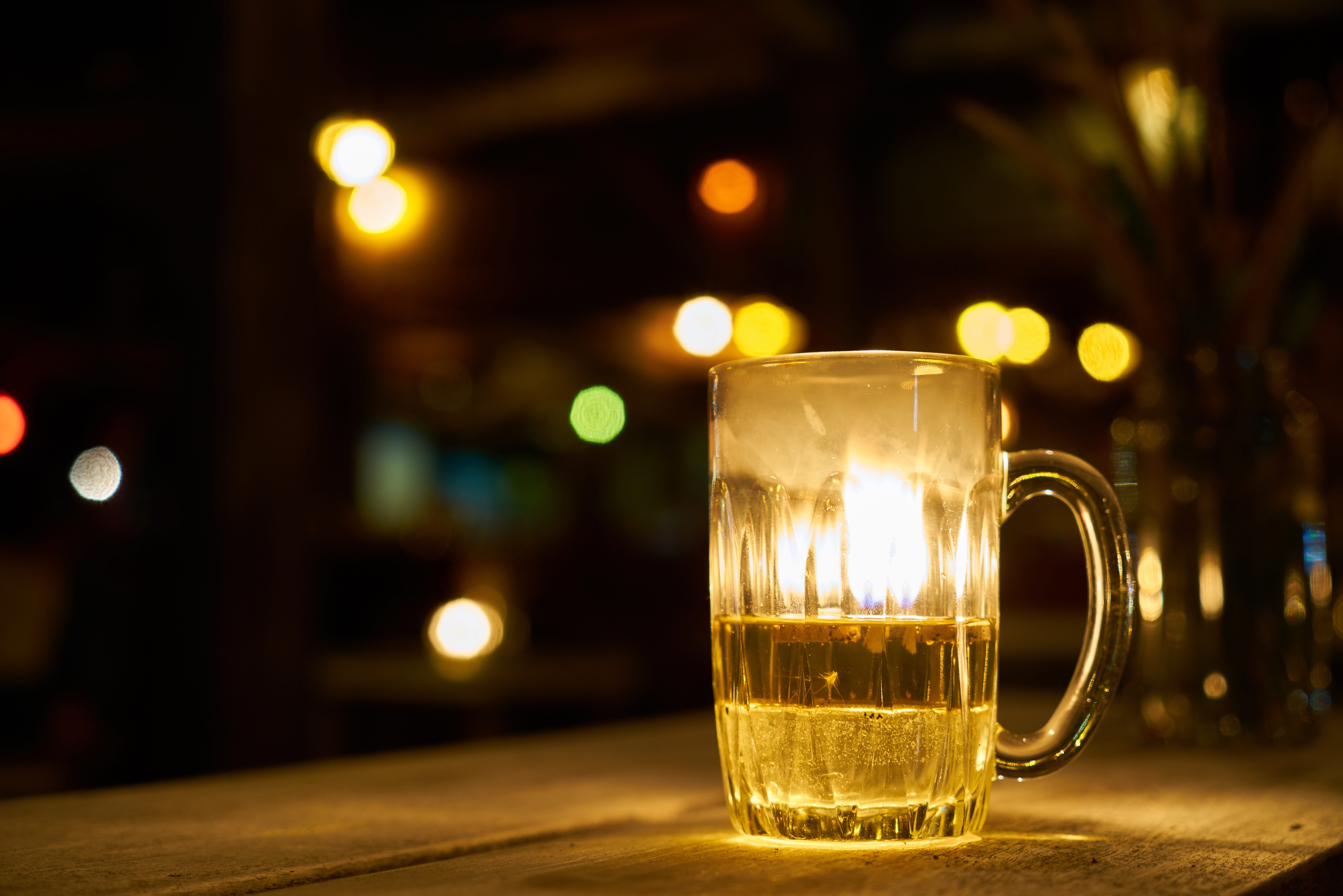beer, entertainment, background, table, household equipment, bar - drink establishment, wood - material, food, glass, beverage, delicious, alcohol, drinking glass, HD Wallpaper