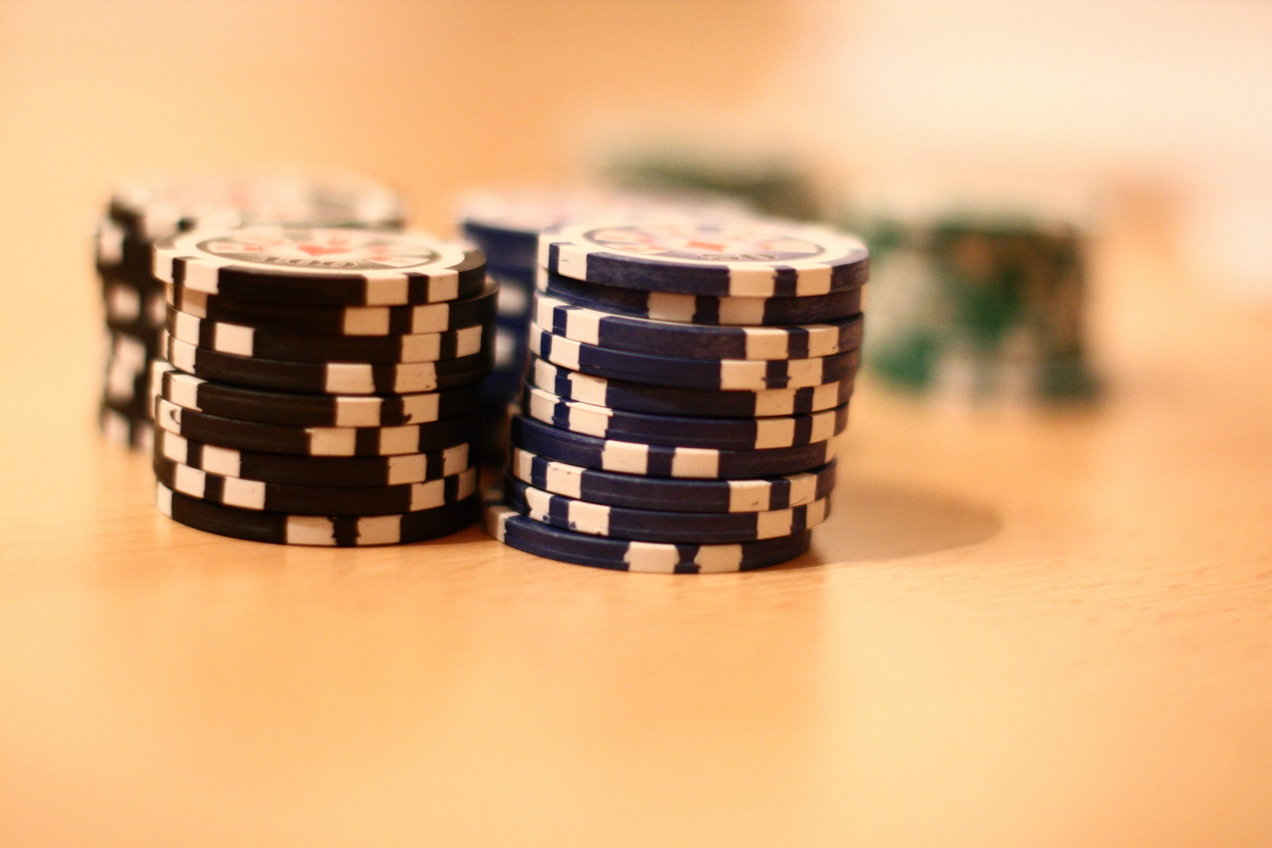 leisure games, cards, gambling, 4K, group of objects, close-up, wood - material, in a row, vegas, profit, poker chips, win, stack, risk, casino, black, HD Wallpaper