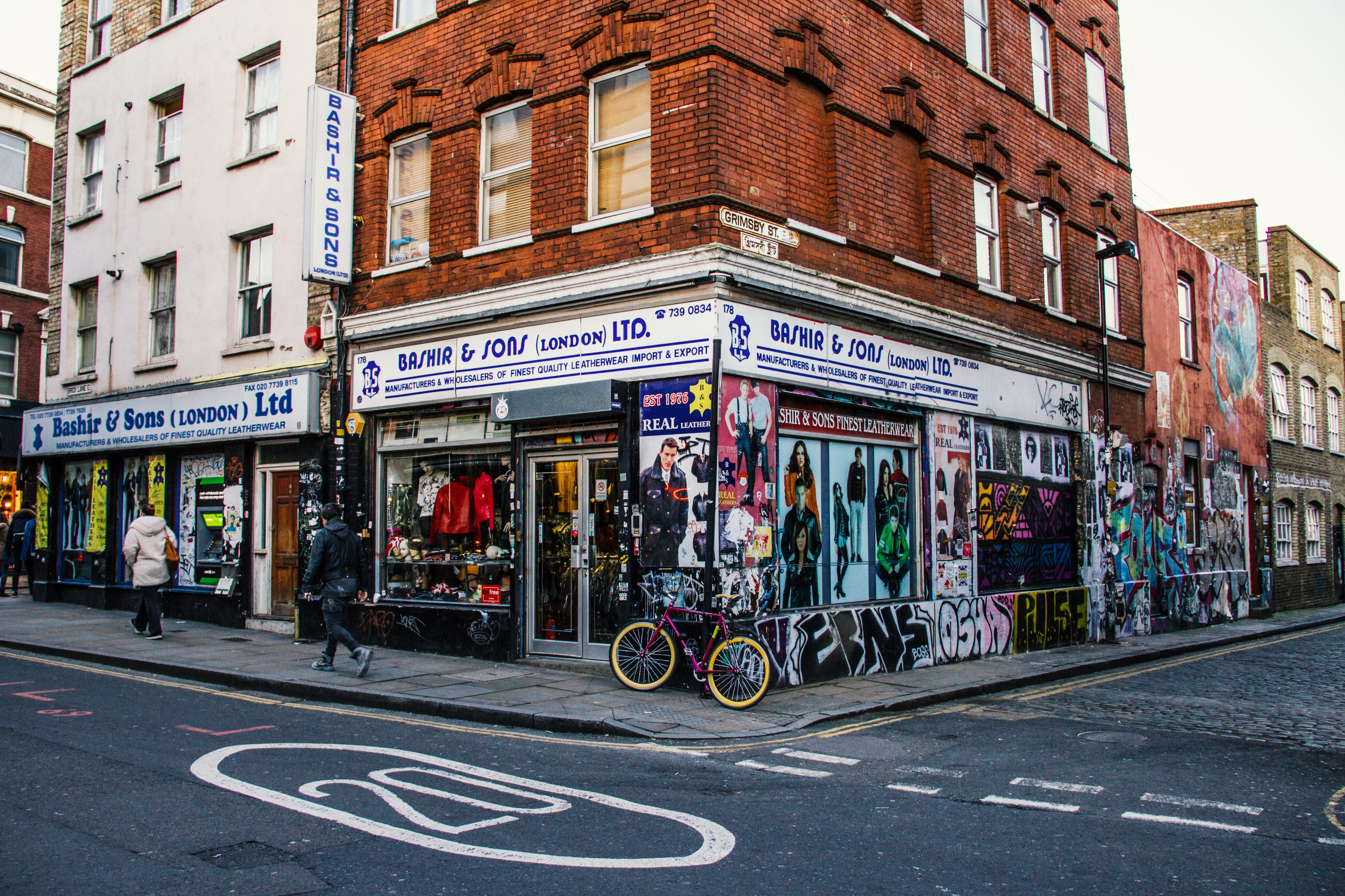 built structure, london, city street, architecture, western script, 4K, wholesale, bicycle, united kingdom, grafitti, day, communication, road, streetart, HD Wallpaper
