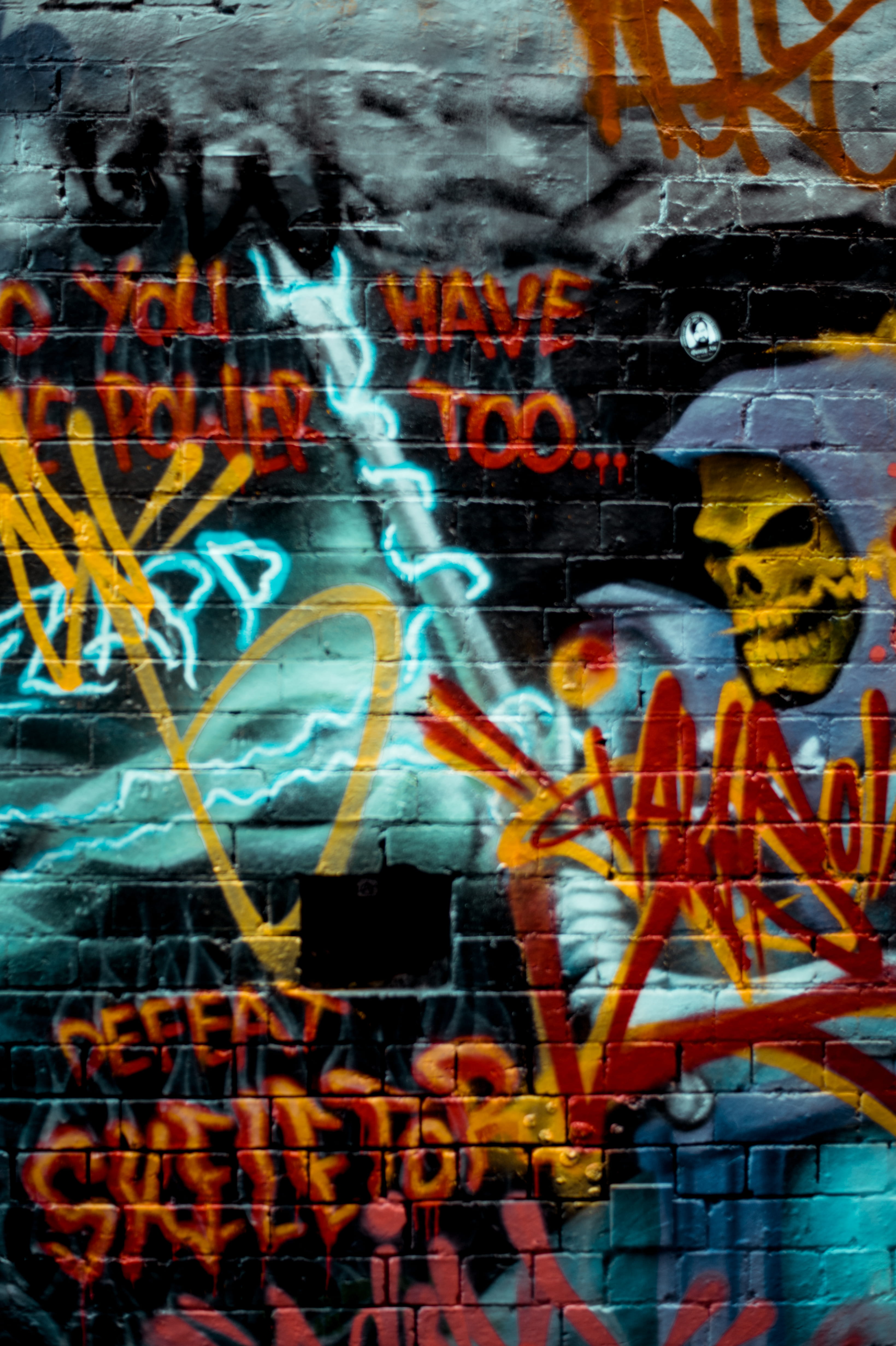 pintura, pintura urbana, graffiti, colorful, art and craft, creativity, city, mural, no people, skull, brick, 4K, motion, outdoors, wall - building feature, Phone HD Wallpaper